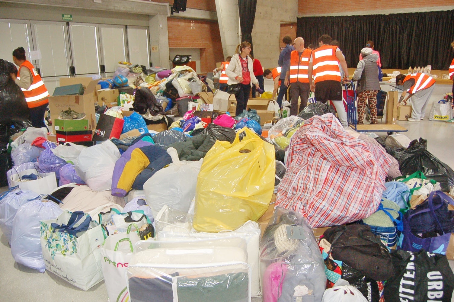 Centenars de persones s'han apropat al punt de recollida al Centre Cívic President Macià per ajudar les persones afectades per la Dana | Ramon Navarro