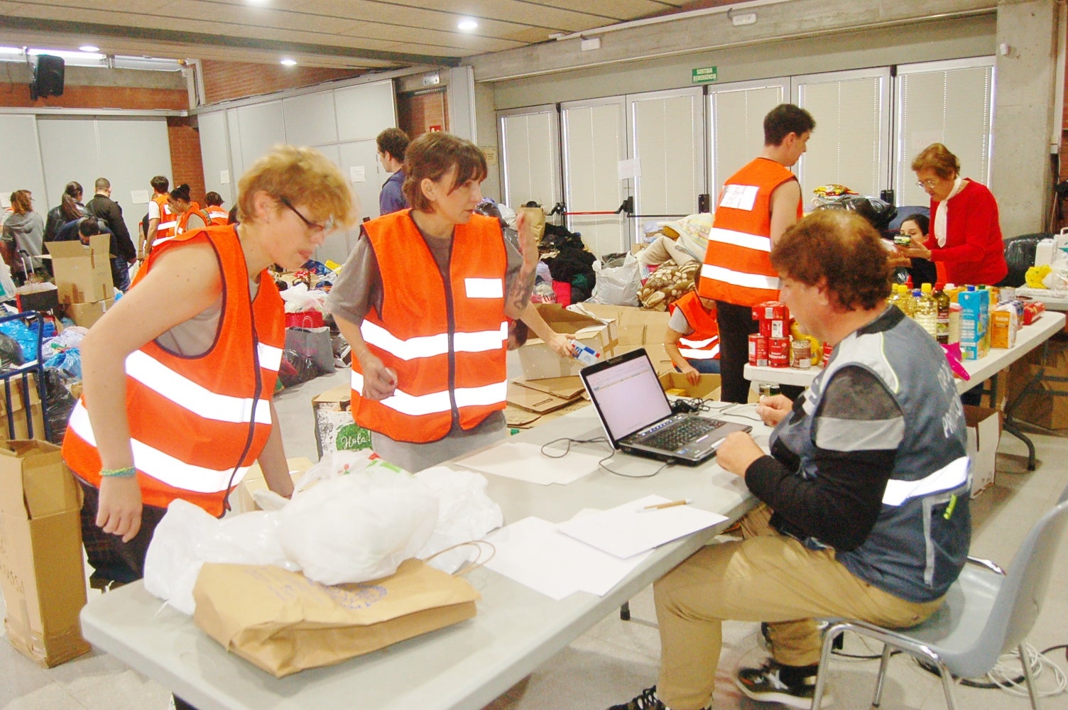 Centenars de persones s'han apropat al punt de recollida al Centre Cívic President Macià per ajudar les persones afectades per la Dana | Ramon Navarro