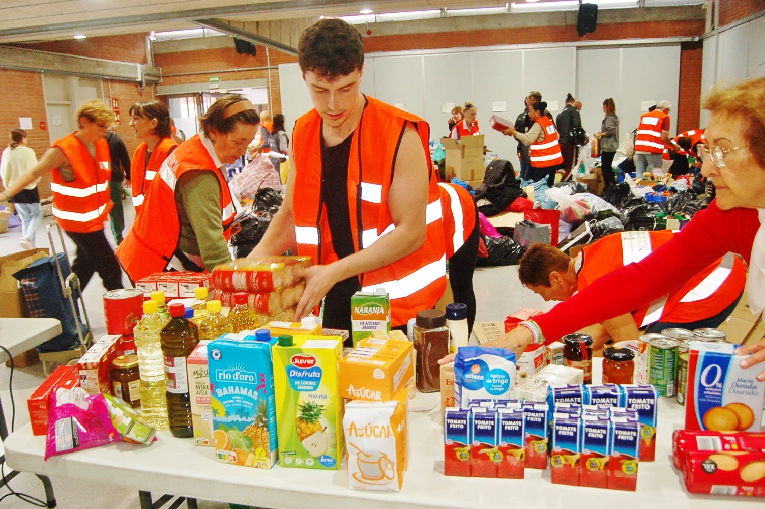 Punt de recollida al Centre Cívic President Macià per ajudar les persones afectades per la Dana | Ramon Navarro