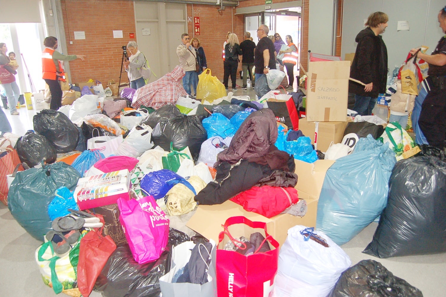 Centenars de persones s'han apropat al punt de recollida al Centre Cívic President Macià per ajudar les persones afectades per la Dana | Ramon Navarro