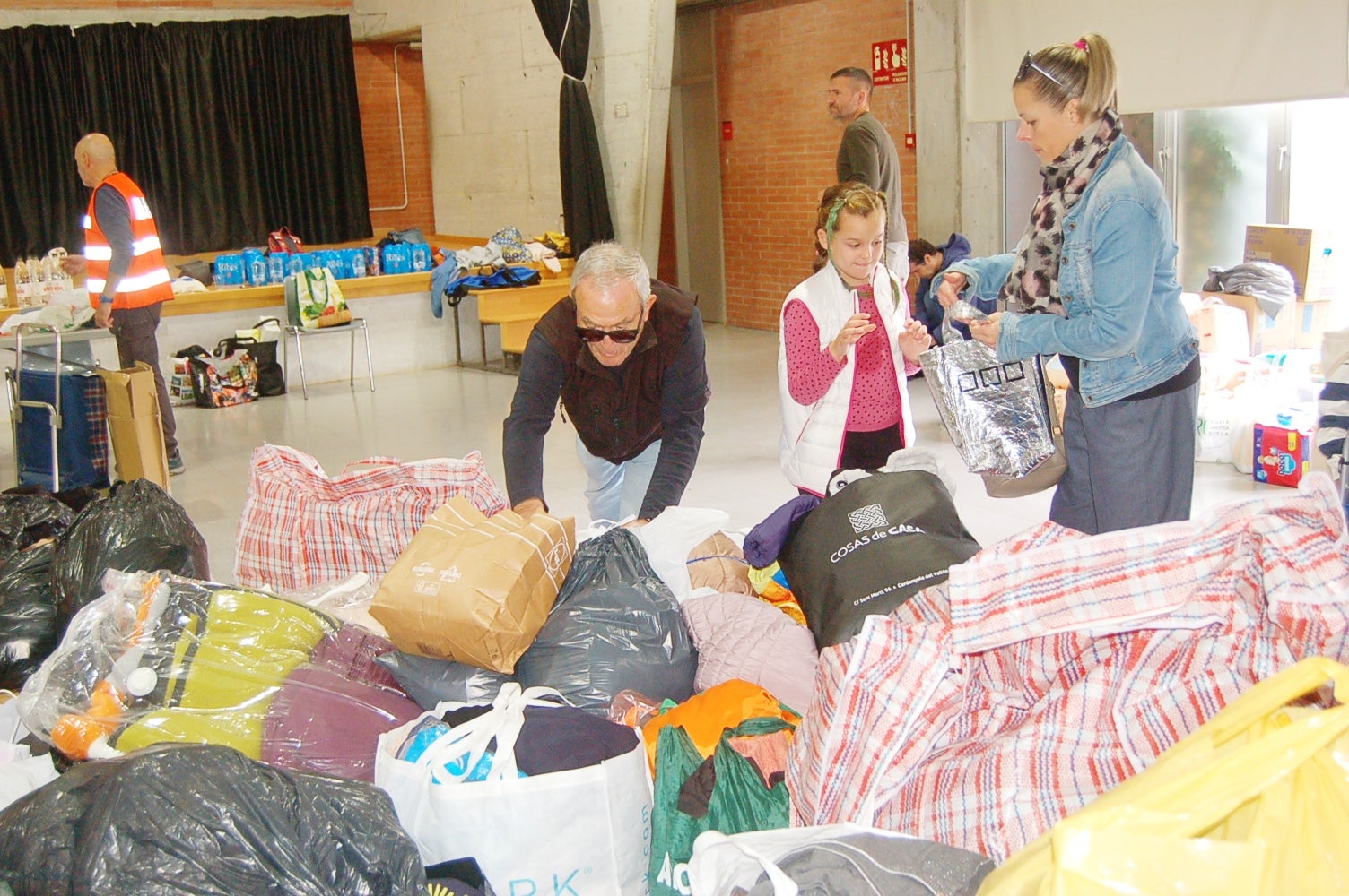 Centenars de persones s'han apropat al punt de recollida al Centre Cívic President Macià per ajudar les persones afectades per la Dana | Ramon Navarro