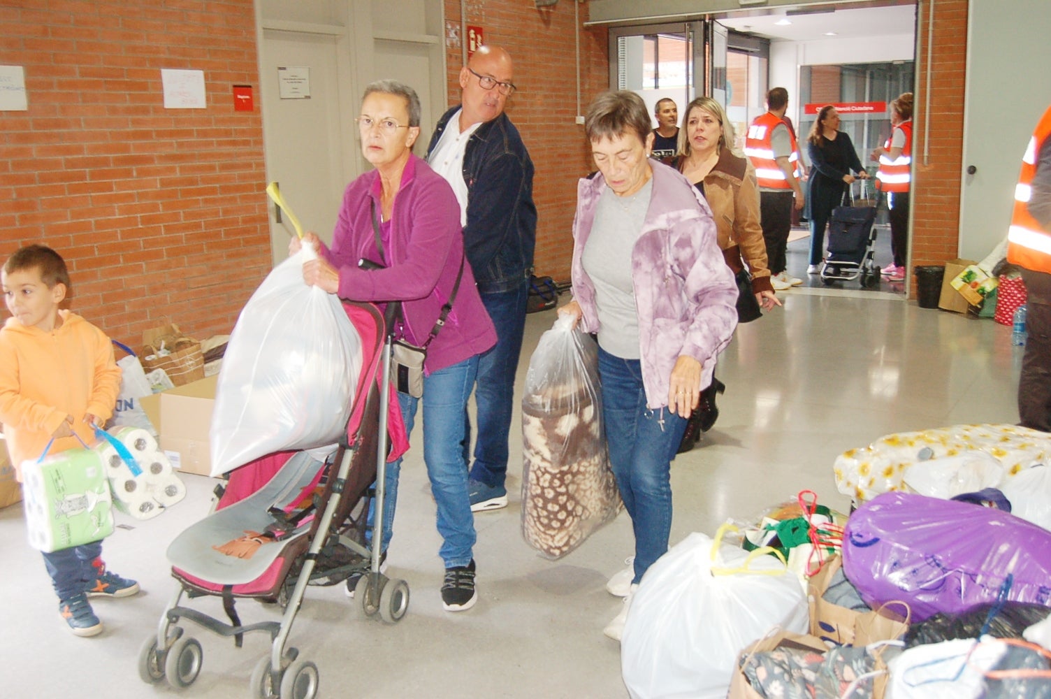Centenars de persones s'han apropat al punt de recollida al Centre Cívic President Macià per ajudar les persones afectades per la Dana | Ramon Navarro