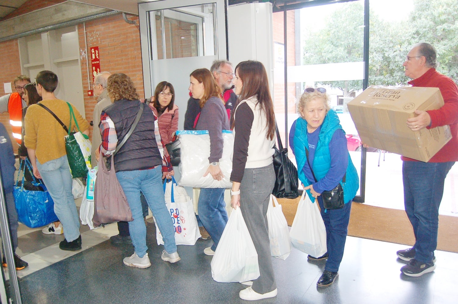 Centenars de persones s'han apropat al punt de recollida al Centre Cívic President Macià per ajudar les persones afectades per la Dana | Ramon Navarro