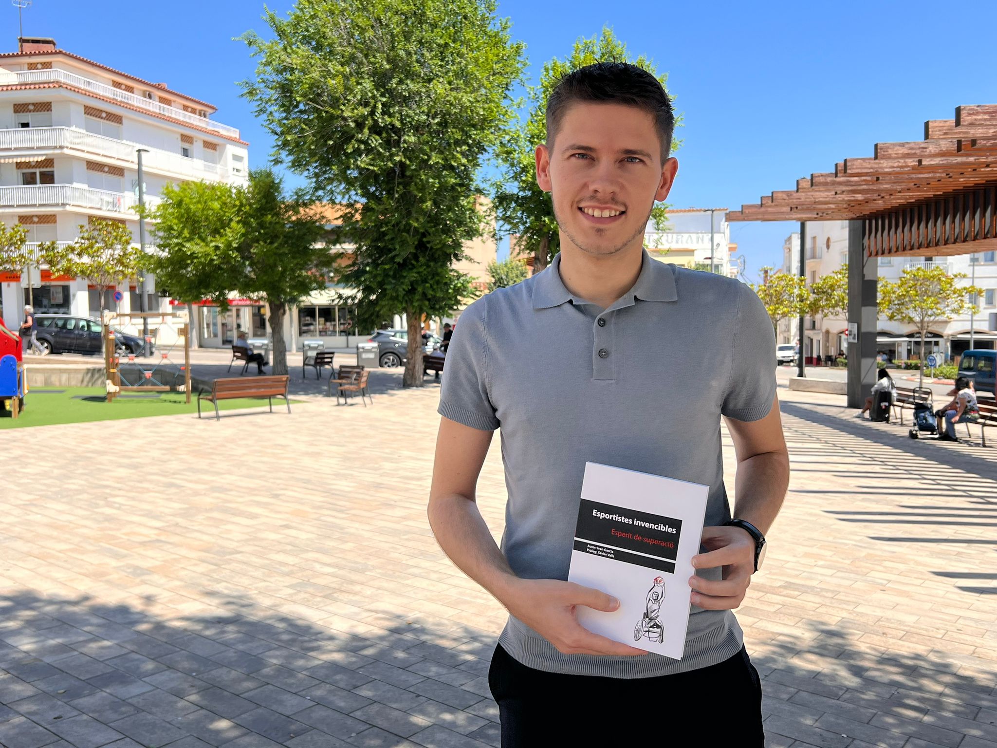 Ivan Garcia amb el seu llibre 'Esportistes invencibles' | Basili Gironès