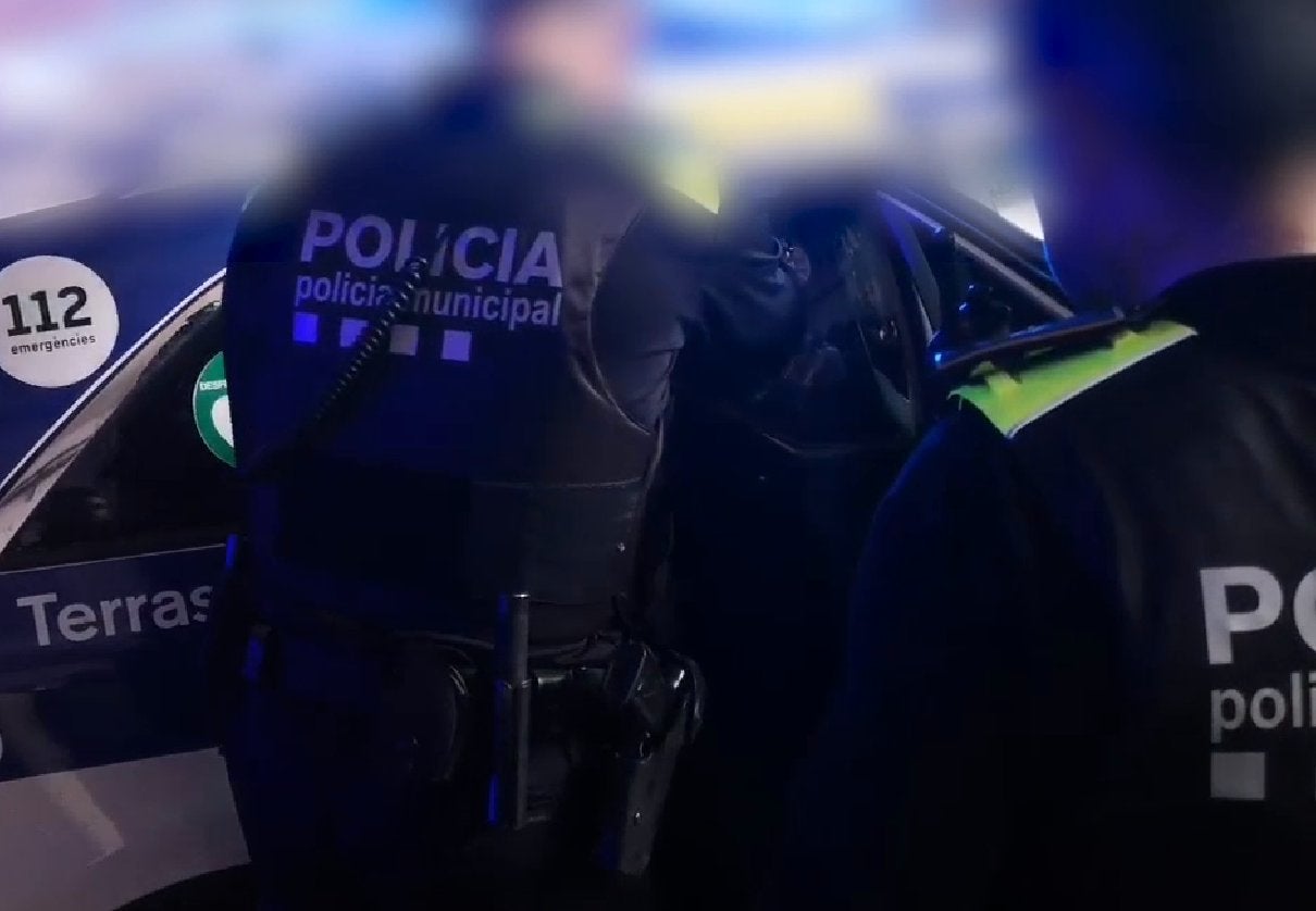Agentes de la Policía Municipal de Terrassa en una detención | PMT