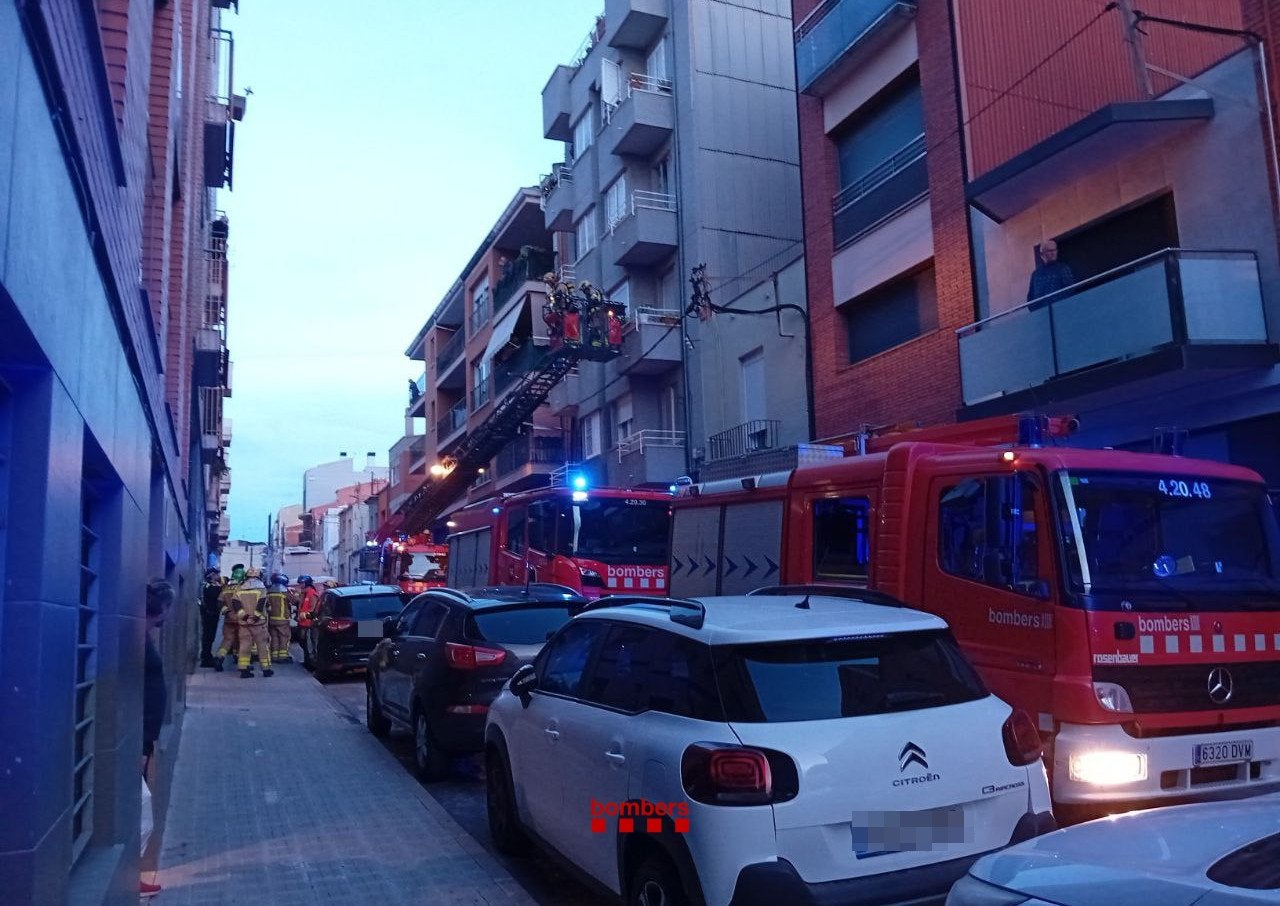 Un incendi en un local comercial mobilitza als Bombers a Terrassa | @bomberscat
