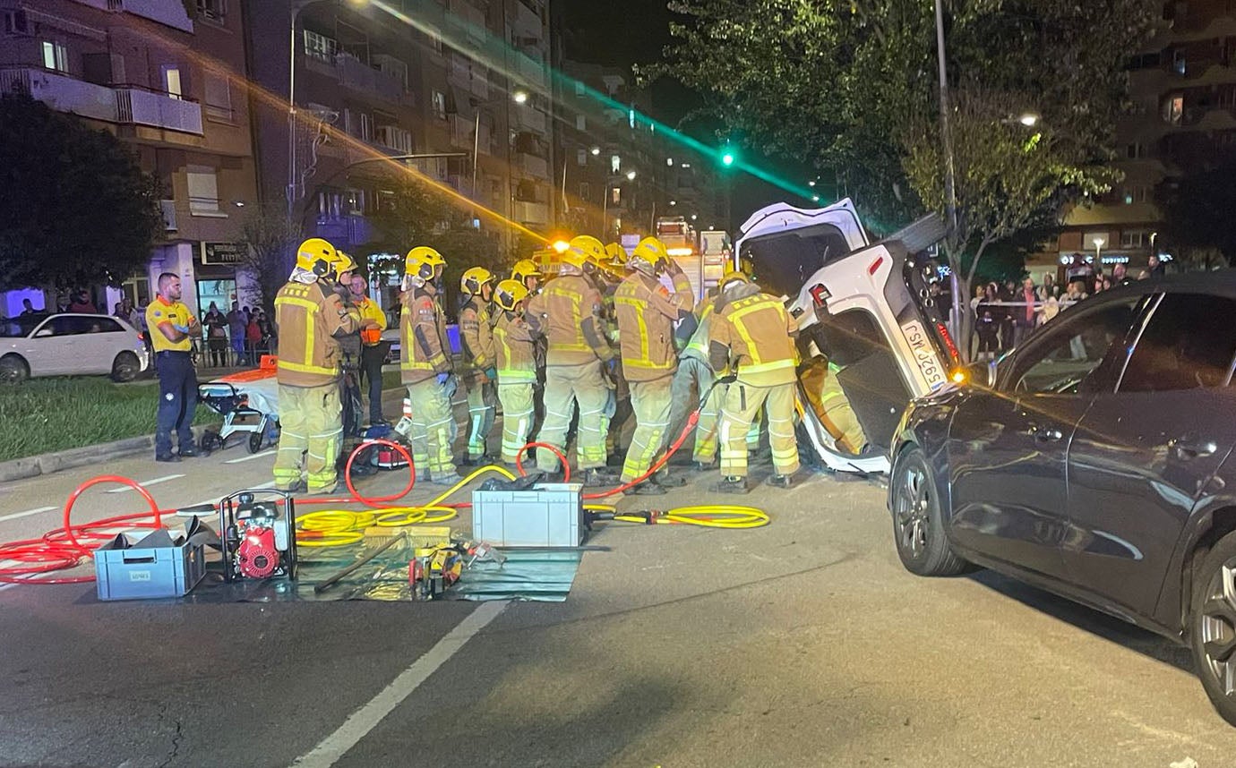 Un accidente en la avenida Abat Marcet deja un coche volcado | Cristóbal Castro
