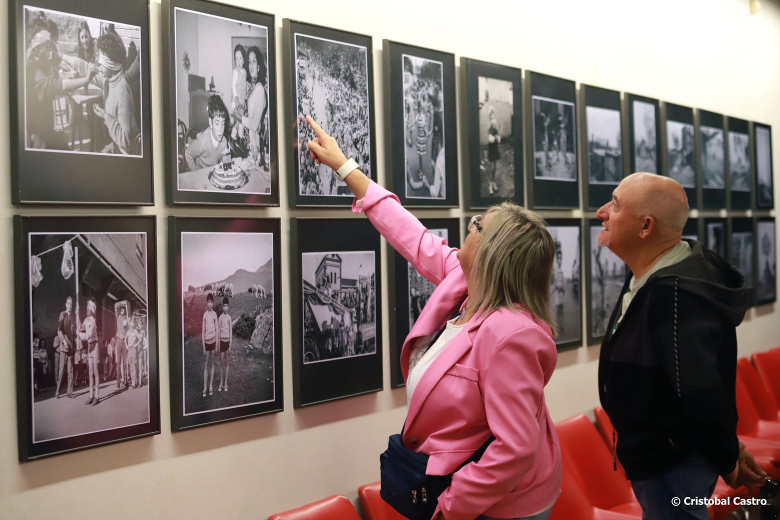 El Centre Excursionista de Terrassa acoge la exposición 'La Maurina era Terrassa', de Edmon Aymamí. Podemos ver fotografías inéditas de los años 60 y 70 de una ciudad que se despierta y que comienza a crecer. Imágenes históricas que recuerdan al espectador cómo éramos sin filtros ni retoques. Terrassa recupera a Edmon Aymamí, fotógrafo amateur, en una muestra comisariada por Cristóbal Castro que se podrá ver hasta el 31 de octubre/Cristóbal Castro