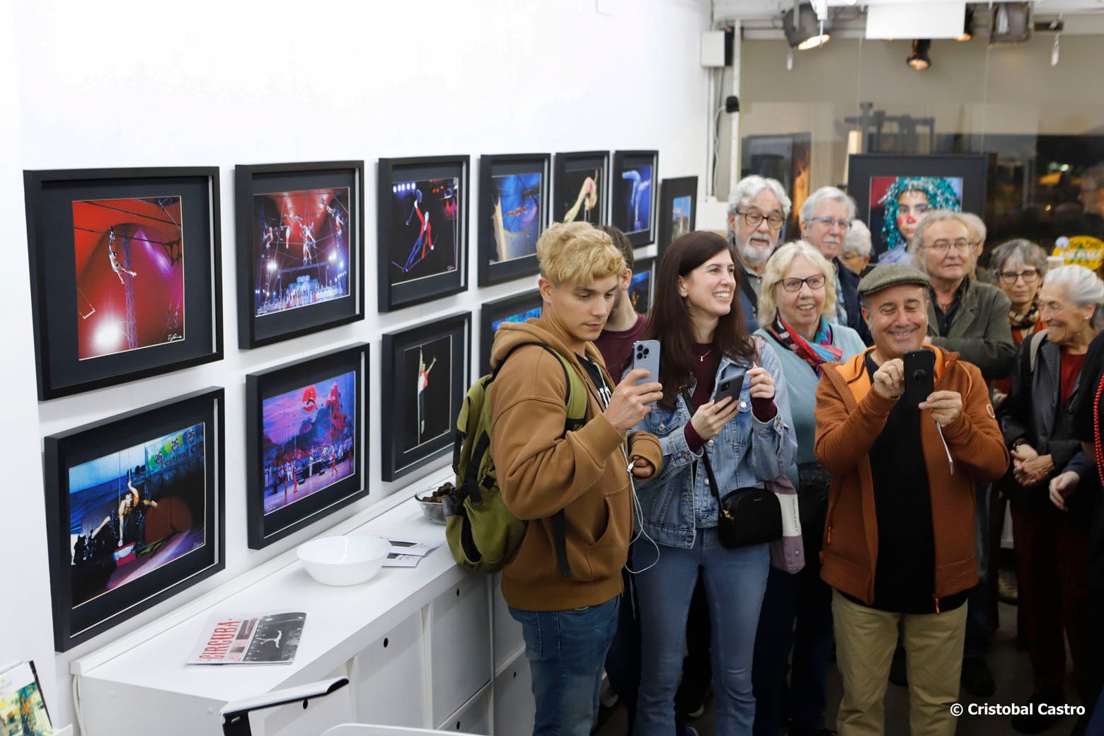 Inauguració de l'exposició de fotografies 'Circuba 2024' de Josep Guindo a la Sala Paüls de Terrassa. A la mostra es poden veure una desena d'imatges dels artistes cubans i d'altres nacionalitats dins del Festival del Circ Nacional de Cuba | Cristóbal Castro