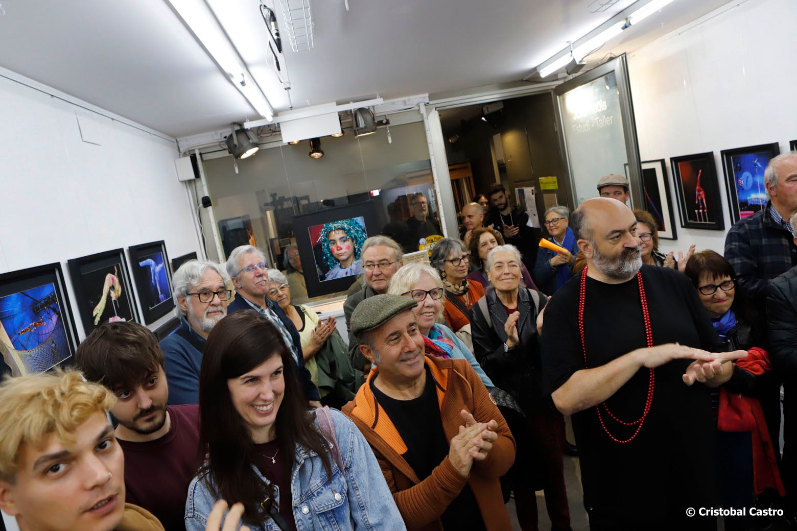 Inauguració de l'exposició de fotografies 'Circuba 2024' de Josep Guindo a la Sala Paüls de Terrassa. A la mostra es poden veure una desena d'imatges dels artistes cubans i d'altres nacionalitats dins del Festival del Circ Nacional de Cuba | Cristóbal Castro