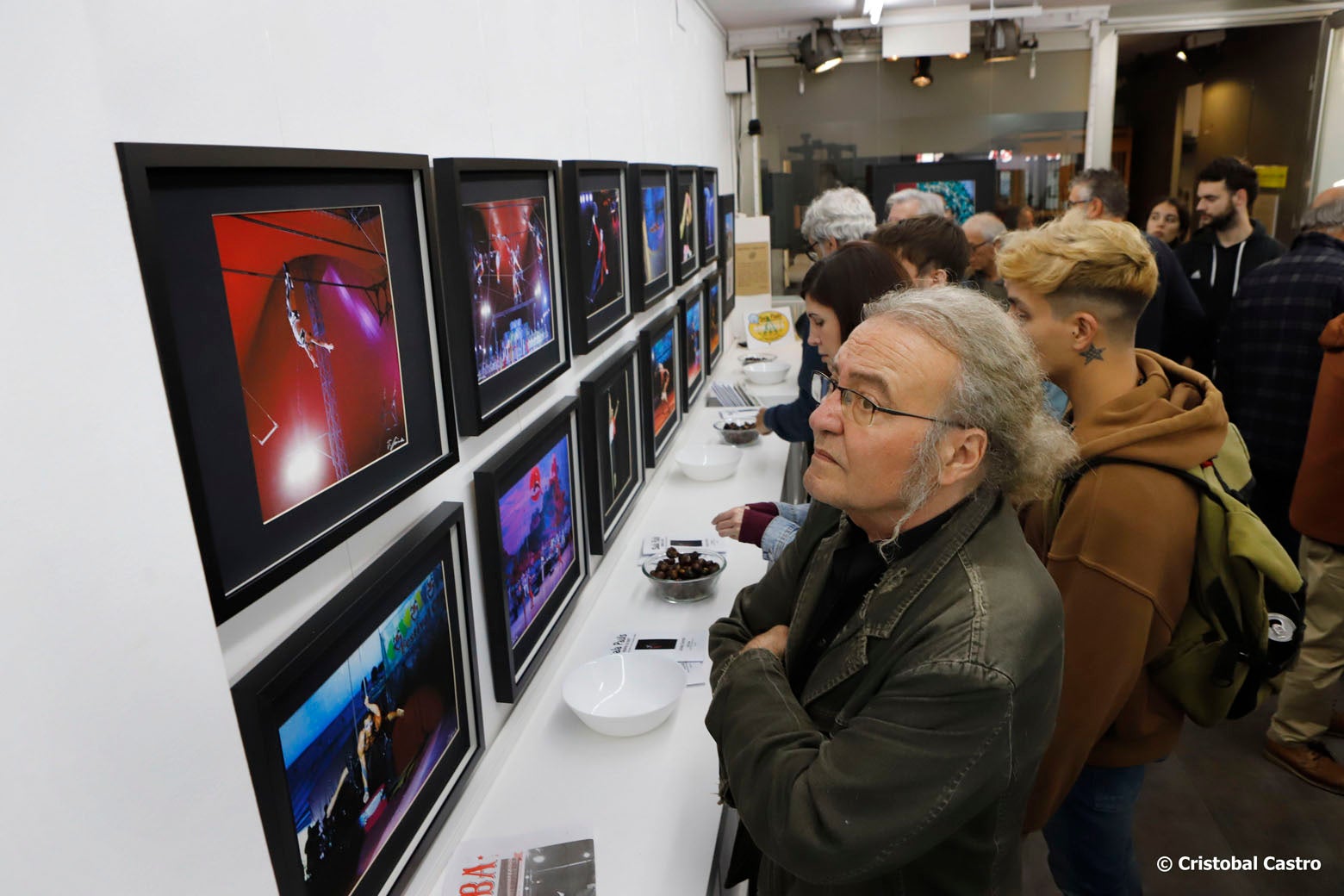 Inauguración de la exposición de fotografías 'Circuba 2024' de Josep Guindo en la Sala Paüls de Terrassa. En la muestra se pueden ver una decena de imágenes de los artistas cubanos y de otras nacionalidades dentro del Festival del Circo Nacional de Cuba | Cristóbal Castro
