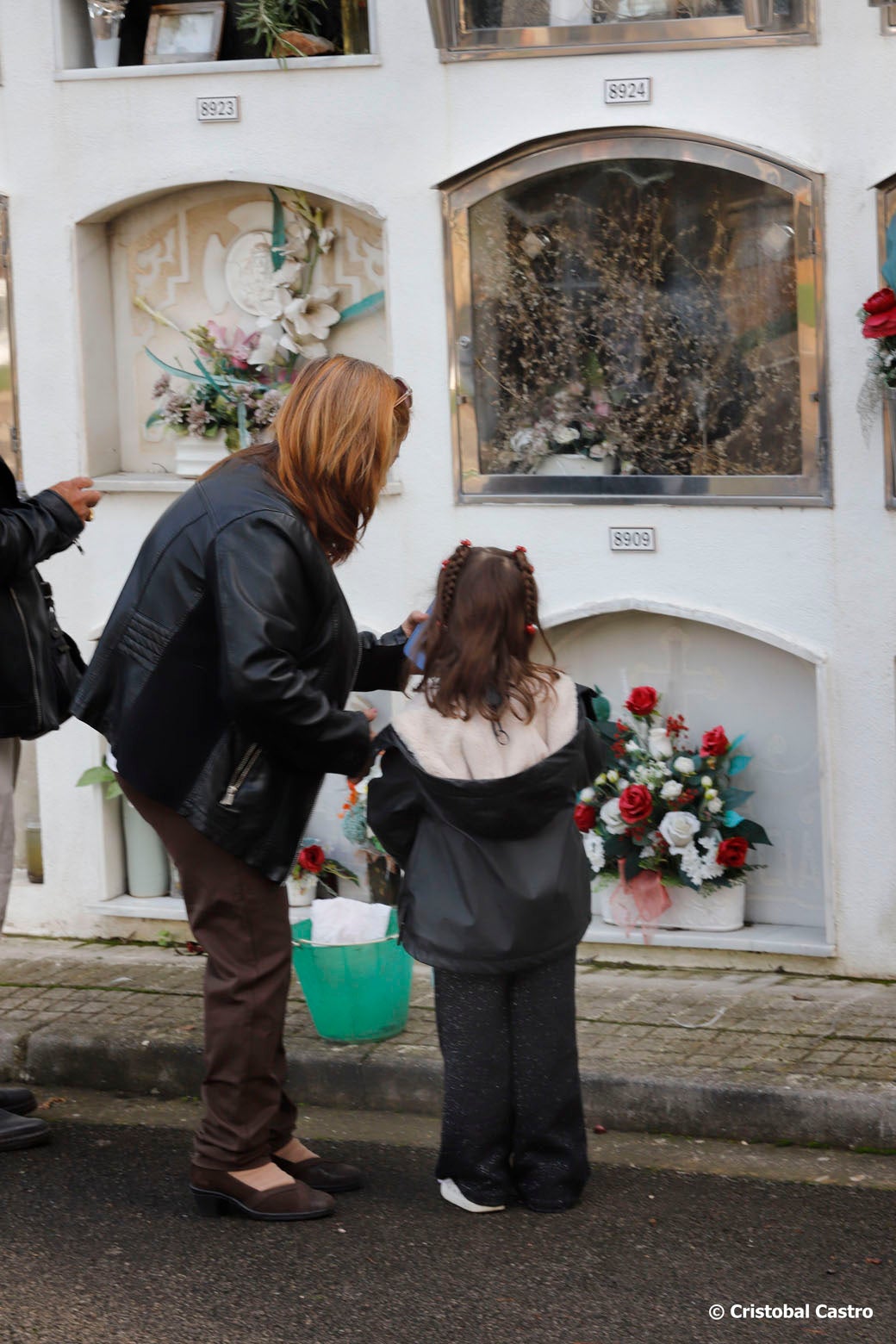 Centenars de terrassencs i terrassenques han visitat el cementiri de la ciutat aquest passat divendres, 1 de novembre, per recordar i retre homenatge als seus difunts | Cristóbal Castro