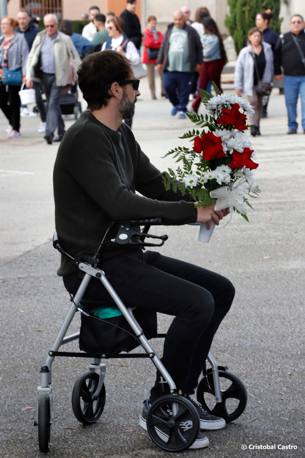 Centenars de terrassencs i terrassenques han visitat el cementiri de la ciutat aquest passat divendres, 1 de novembre, per recordar i retre homenatge als seus difunts | Cristóbal Castro