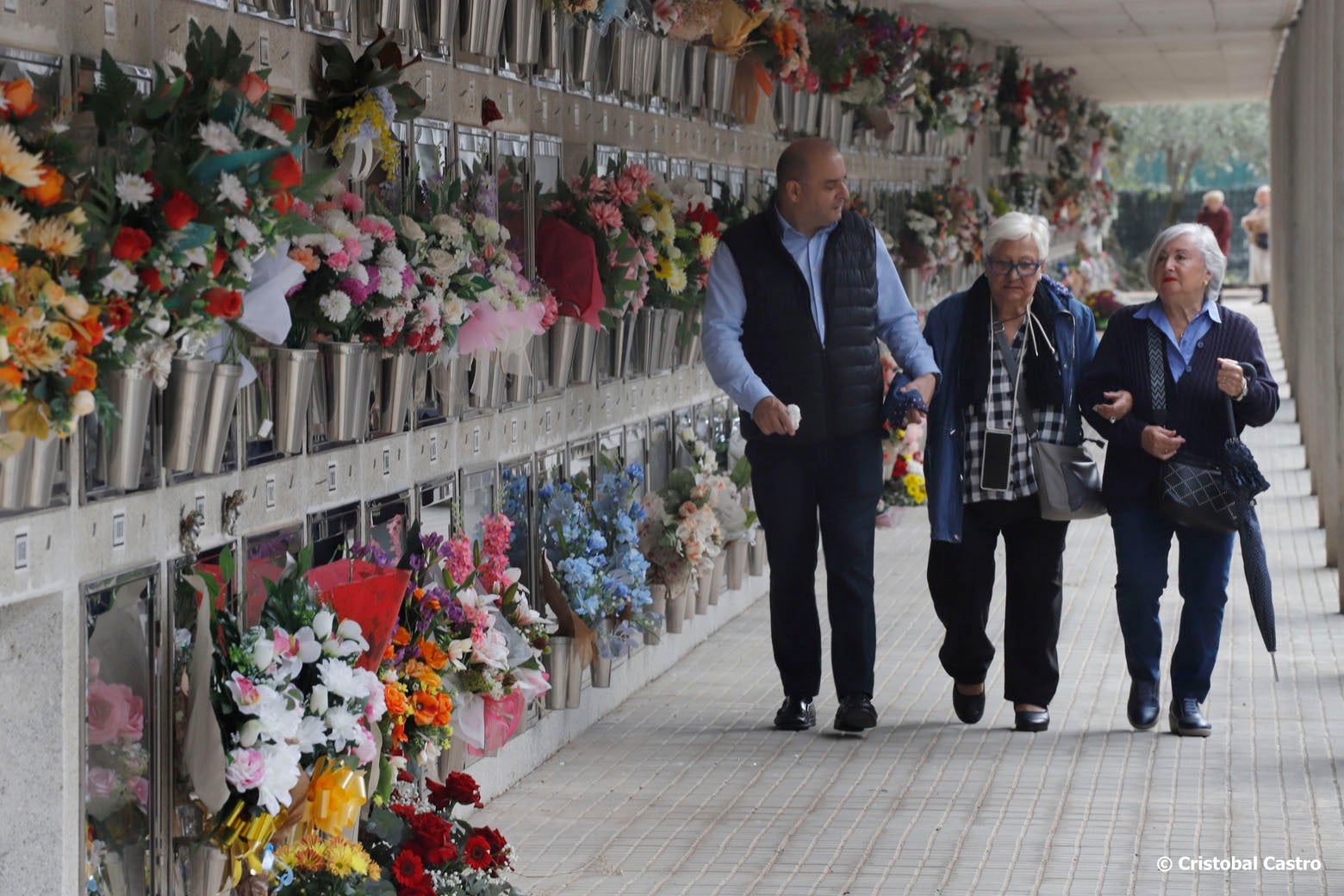 Centenars de terrassencs i terrassenques han visitat el cementiri de la ciutat aquest passat divendres, 1 de novembre, per recordar i retre homenatge als seus difunts | Cristóbal Castro