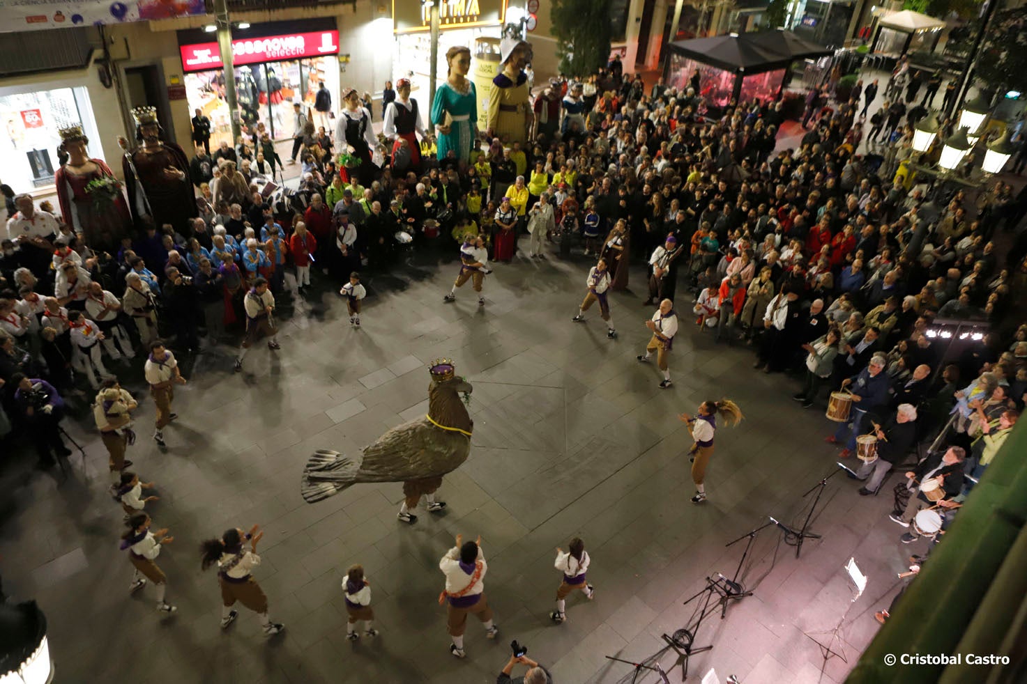 Aquest divendres, 8 de novembre, ha tingut lloc al Raval de Montserrat un acte d’homenatge a Toni Costa, persona molt vinculada a la cultura popular de Terrassa i que ens va deixar el 19 d’agost als 65 anys. Una dotzena de grups han fet una breu actuació en honor seu i s’ha llegit un text de record. Músics dels grups on va formar part en Toni també han tocat conjuntament. Costa va ser un dels fundadors de la Pàjara i de l’Àliga i va formar part dels Diables de Terrassa, el Ball de Serrallonga, la Colla dels Federins i els Bandolers de Terrassa. Va ser un dels impulsors de la Festa de l’Home dels Nassos, el 31 de desembre.