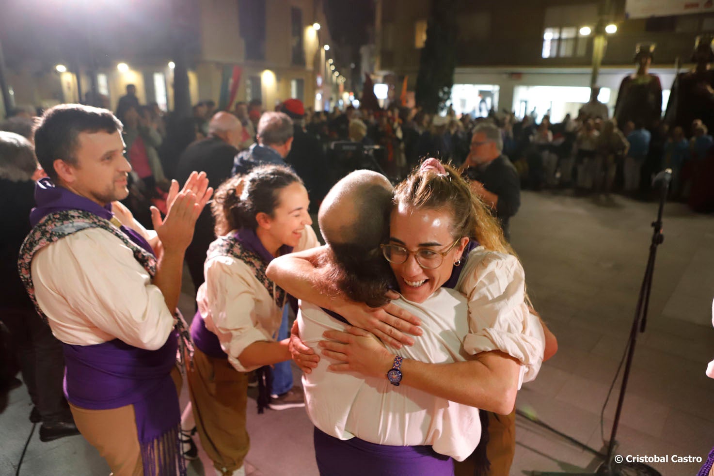 Aquest divendres, 8 de novembre, ha tingut lloc al Raval de Montserrat un acte d’homenatge a Toni Costa, persona molt vinculada a la cultura popular de Terrassa i que ens va deixar el 19 d’agost als 65 anys. Una dotzena de grups han fet una breu actuació en honor seu i s’ha llegit un text de record. Músics dels grups on va formar part en Toni també han tocat conjuntament. Costa va ser un dels fundadors de la Pàjara i de l’Àliga i va formar part dels Diables de Terrassa, el Ball de Serrallonga, la Colla dels Federins i els Bandolers de Terrassa. Va ser un dels impulsors de la Festa de l’Home dels Nassos, el 31 de desembre.