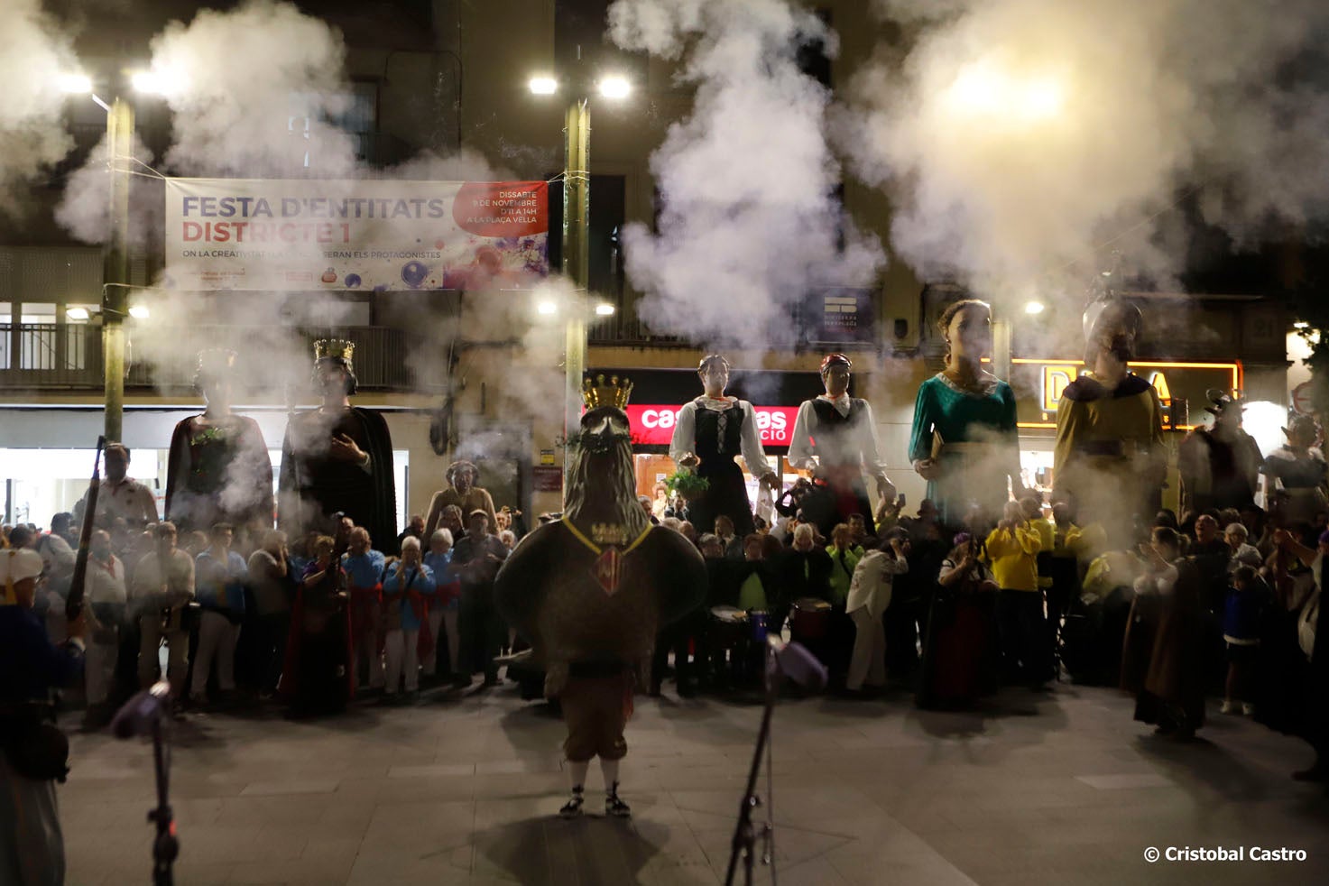 Aquest divendres, 8 de novembre, ha tingut lloc al Raval de Montserrat un acte d’homenatge a Toni Costa, persona molt vinculada a la cultura popular de Terrassa i que ens va deixar el 19 d’agost als 65 anys. Una dotzena de grups han fet una breu actuació en honor seu i s’ha llegit un text de record. Músics dels grups on va formar part en Toni també han tocat conjuntament. Costa va ser un dels fundadors de la Pàjara i de l’Àliga i va formar part dels Diables de Terrassa, el Ball de Serrallonga, la Colla dels Federins i els Bandolers de Terrassa. Va ser un dels impulsors de la Festa de l’Home dels Nassos, el 31 de desembre.