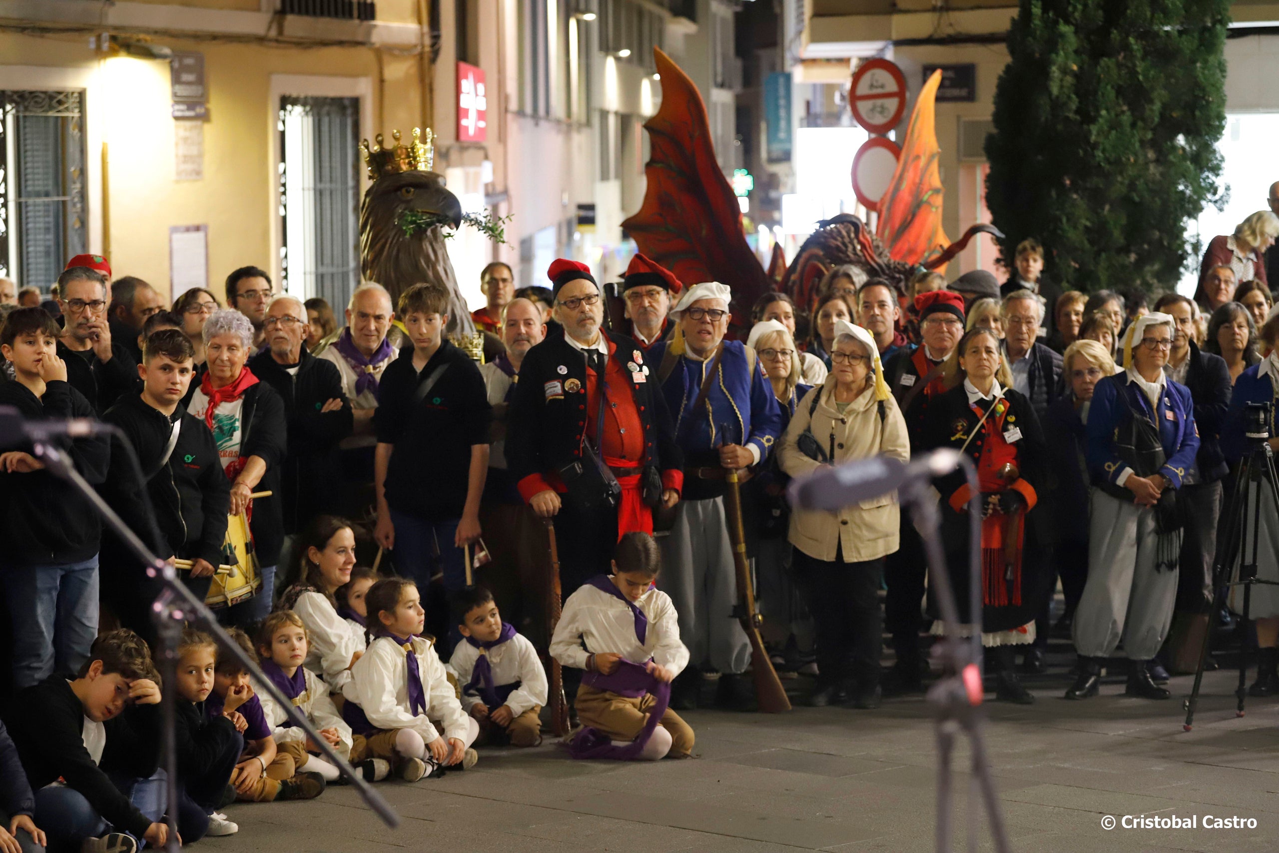 Aquest divendres, 8 de novembre, ha tingut lloc al Raval de Montserrat un acte d’homenatge a Toni Costa, persona molt vinculada a la cultura popular de Terrassa i que ens va deixar el 19 d’agost als 65 anys. Una dotzena de grups han fet una breu actuació en honor seu i s’ha llegit un text de record. Músics dels grups on va formar part en Toni també han tocat conjuntament. Costa va ser un dels fundadors de la Pàjara i de l’Àliga i va formar part dels Diables de Terrassa, el Ball de Serrallonga, la Colla dels Federins i els Bandolers de Terrassa. Va ser un dels impulsors de la Festa de l’Home dels Nassos, el 31 de desembre.