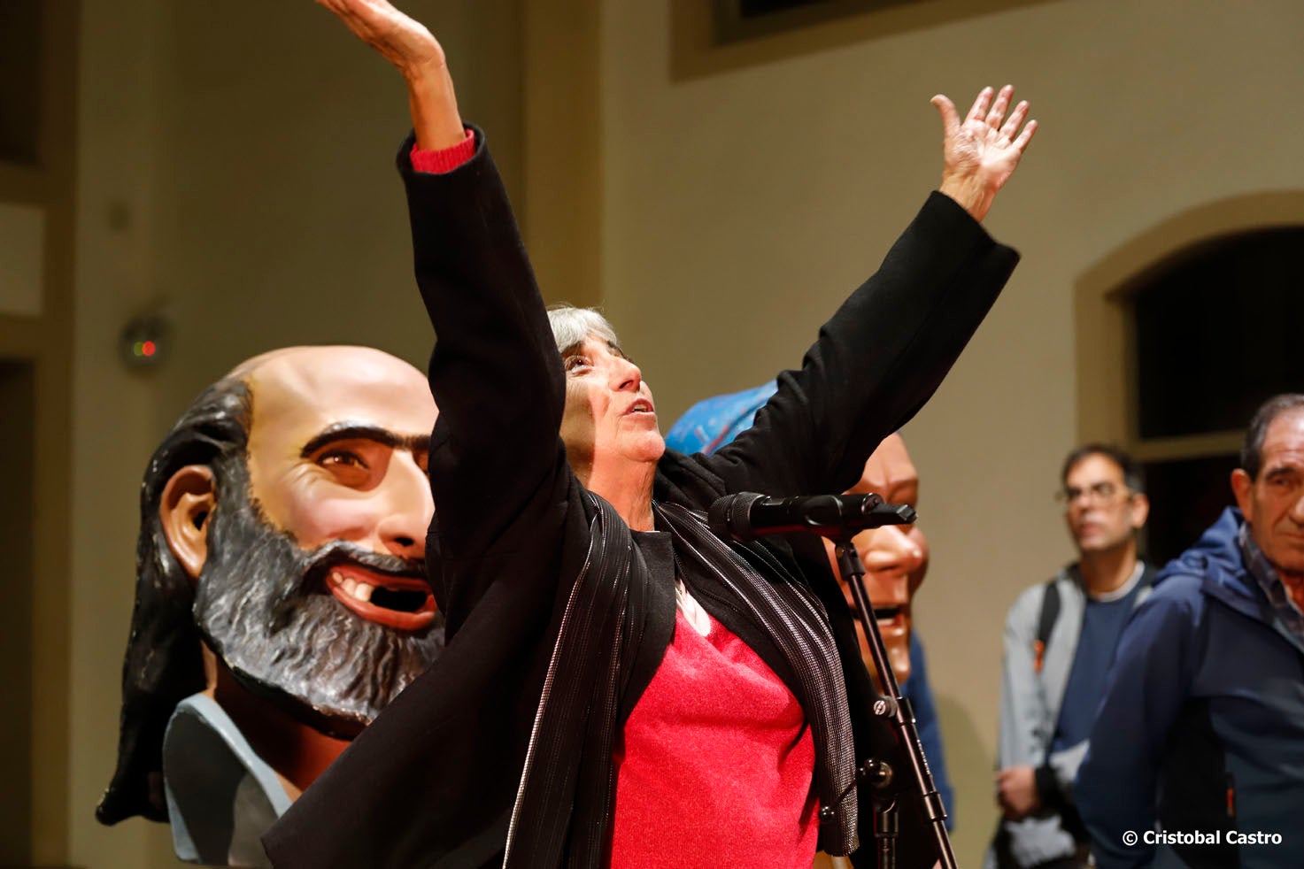 Aquest divendres, 8 de novembre, ha tingut lloc al Raval de Montserrat un acte d’homenatge a Toni Costa, persona molt vinculada a la cultura popular de Terrassa i que ens va deixar el 19 d’agost als 65 anys. Una dotzena de grups han fet una breu actuació en honor seu i s’ha llegit un text de record. Músics dels grups on va formar part en Toni també han tocat conjuntament. Costa va ser un dels fundadors de la Pàjara i de l’Àliga i va formar part dels Diables de Terrassa, el Ball de Serrallonga, la Colla dels Federins i els Bandolers de Terrassa. Va ser un dels impulsors de la Festa de l’Home dels Nassos, el 31 de desembre.