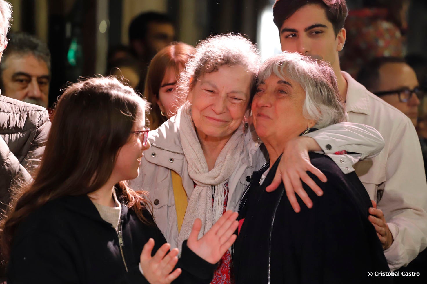 Aquest divendres, 8 de novembre, ha tingut lloc al Raval de Montserrat un acte d’homenatge a Toni Costa, persona molt vinculada a la cultura popular de Terrassa i que ens va deixar el 19 d’agost als 65 anys. Una dotzena de grups han fet una breu actuació en honor seu i s’ha llegit un text de record. Músics dels grups on va formar part en Toni també han tocat conjuntament. Costa va ser un dels fundadors de la Pàjara i de l’Àliga i va formar part dels Diables de Terrassa, el Ball de Serrallonga, la Colla dels Federins i els Bandolers de Terrassa. Va ser un dels impulsors de la Festa de l’Home dels Nassos, el 31 de desembre.