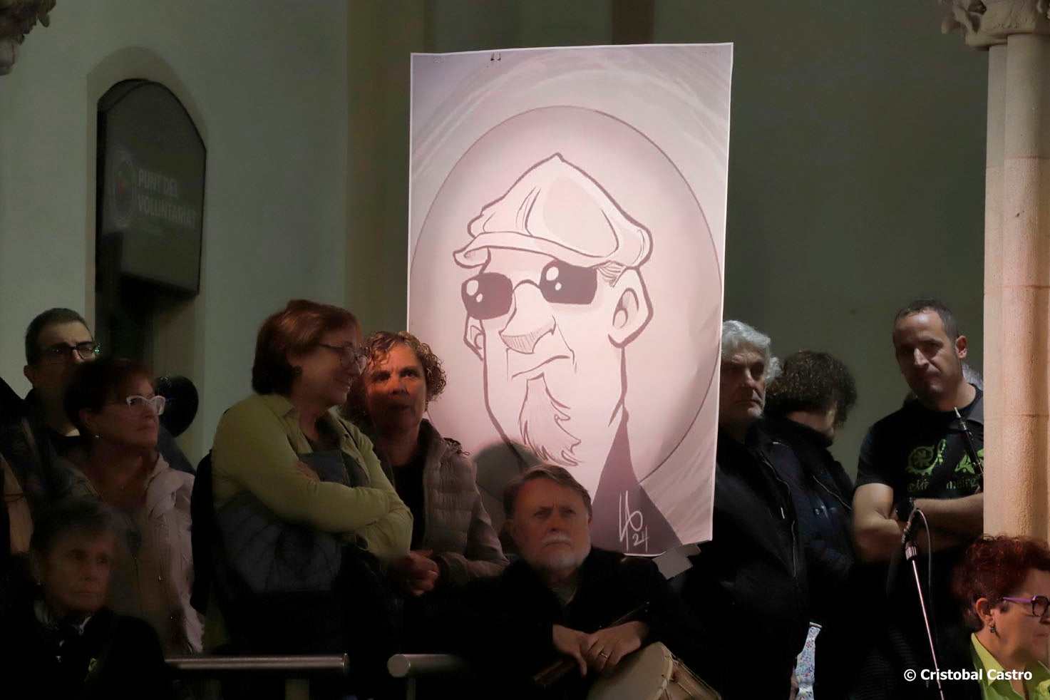 Aquest divendres, 8 de novembre, ha tingut lloc al Raval de Montserrat un acte d’homenatge a Toni Costa, persona molt vinculada a la cultura popular de Terrassa i que ens va deixar el 19 d’agost als 65 anys. Una dotzena de grups han fet una breu actuació en honor seu i s’ha llegit un text de record. Músics dels grups on va formar part en Toni també han tocat conjuntament. Costa va ser un dels fundadors de la Pàjara i de l’Àliga i va formar part dels Diables de Terrassa, el Ball de Serrallonga, la Colla dels Federins i els Bandolers de Terrassa. Va ser un dels impulsors de la Festa de l’Home dels Nassos, el 31 de desembre.