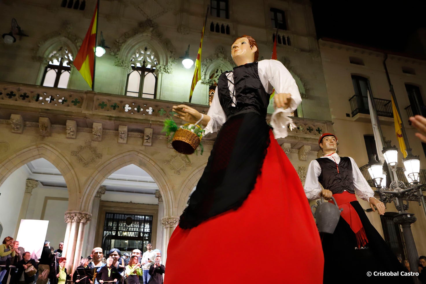 Aquest divendres, 8 de novembre, ha tingut lloc al Raval de Montserrat un acte d’homenatge a Toni Costa, persona molt vinculada a la cultura popular de Terrassa i que ens va deixar el 19 d’agost als 65 anys. Una dotzena de grups han fet una breu actuació en honor seu i s’ha llegit un text de record. Músics dels grups on va formar part en Toni també han tocat conjuntament. Costa va ser un dels fundadors de la Pàjara i de l’Àliga i va formar part dels Diables de Terrassa, el Ball de Serrallonga, la Colla dels Federins i els Bandolers de Terrassa. Va ser un dels impulsors de la Festa de l’Home dels Nassos, el 31 de desembre.