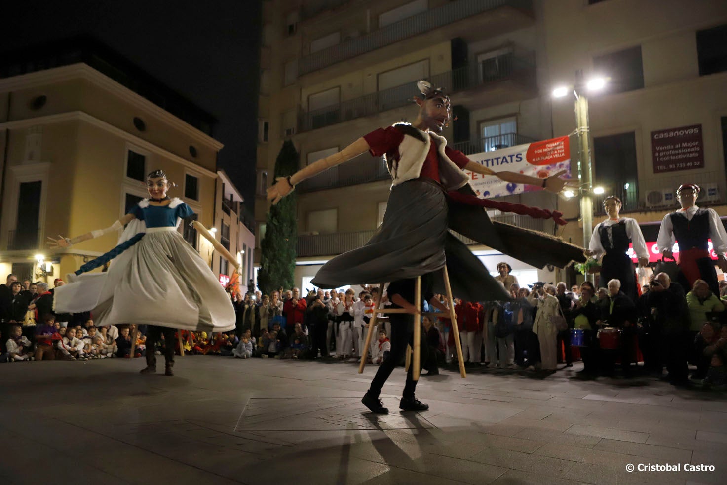 Aquest divendres, 8 de novembre, ha tingut lloc al Raval de Montserrat un acte d’homenatge a Toni Costa, persona molt vinculada a la cultura popular de Terrassa i que ens va deixar el 19 d’agost als 65 anys. Una dotzena de grups han fet una breu actuació en honor seu i s’ha llegit un text de record. Músics dels grups on va formar part en Toni també han tocat conjuntament. Costa va ser un dels fundadors de la Pàjara i de l’Àliga i va formar part dels Diables de Terrassa, el Ball de Serrallonga, la Colla dels Federins i els Bandolers de Terrassa. Va ser un dels impulsors de la Festa de l’Home dels Nassos, el 31 de desembre.