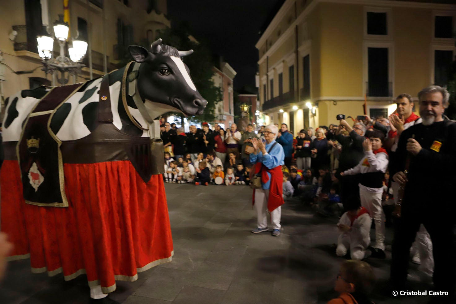 Aquest divendres, 8 de novembre, ha tingut lloc al Raval de Montserrat un acte d’homenatge a Toni Costa, persona molt vinculada a la cultura popular de Terrassa i que ens va deixar el 19 d’agost als 65 anys. Una dotzena de grups han fet una breu actuació en honor seu i s’ha llegit un text de record. Músics dels grups on va formar part en Toni també han tocat conjuntament. Costa va ser un dels fundadors de la Pàjara i de l’Àliga i va formar part dels Diables de Terrassa, el Ball de Serrallonga, la Colla dels Federins i els Bandolers de Terrassa. Va ser un dels impulsors de la Festa de l’Home dels Nassos, el 31 de desembre.