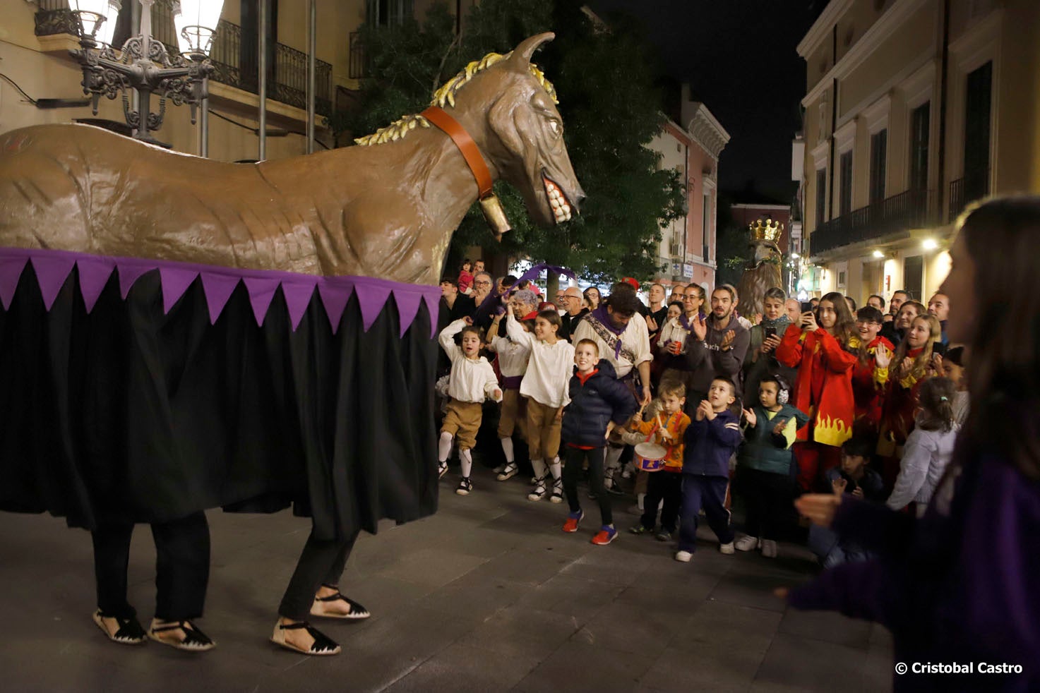 Aquest divendres, 8 de novembre, ha tingut lloc al Raval de Montserrat un acte d’homenatge a Toni Costa, persona molt vinculada a la cultura popular de Terrassa i que ens va deixar el 19 d’agost als 65 anys. Una dotzena de grups han fet una breu actuació en honor seu i s’ha llegit un text de record. Músics dels grups on va formar part en Toni també han tocat conjuntament. Costa va ser un dels fundadors de la Pàjara i de l’Àliga i va formar part dels Diables de Terrassa, el Ball de Serrallonga, la Colla dels Federins i els Bandolers de Terrassa. Va ser un dels impulsors de la Festa de l’Home dels Nassos, el 31 de desembre.