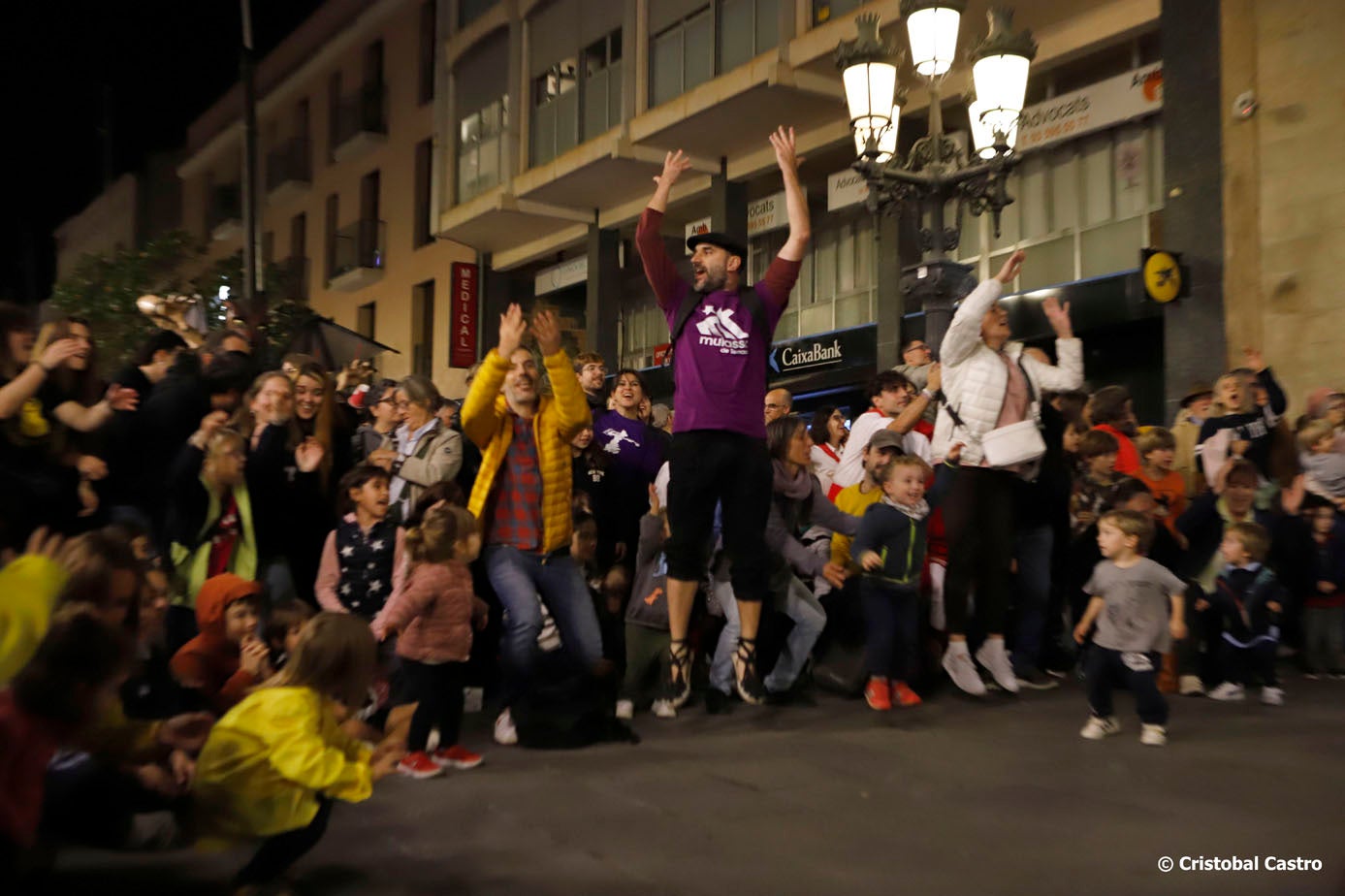 Aquest divendres, 8 de novembre, ha tingut lloc al Raval de Montserrat un acte d’homenatge a Toni Costa, persona molt vinculada a la cultura popular de Terrassa i que ens va deixar el 19 d’agost als 65 anys. Una dotzena de grups han fet una breu actuació en honor seu i s’ha llegit un text de record. Músics dels grups on va formar part en Toni també han tocat conjuntament. Costa va ser un dels fundadors de la Pàjara i de l’Àliga i va formar part dels Diables de Terrassa, el Ball de Serrallonga, la Colla dels Federins i els Bandolers de Terrassa. Va ser un dels impulsors de la Festa de l’Home dels Nassos, el 31 de desembre.