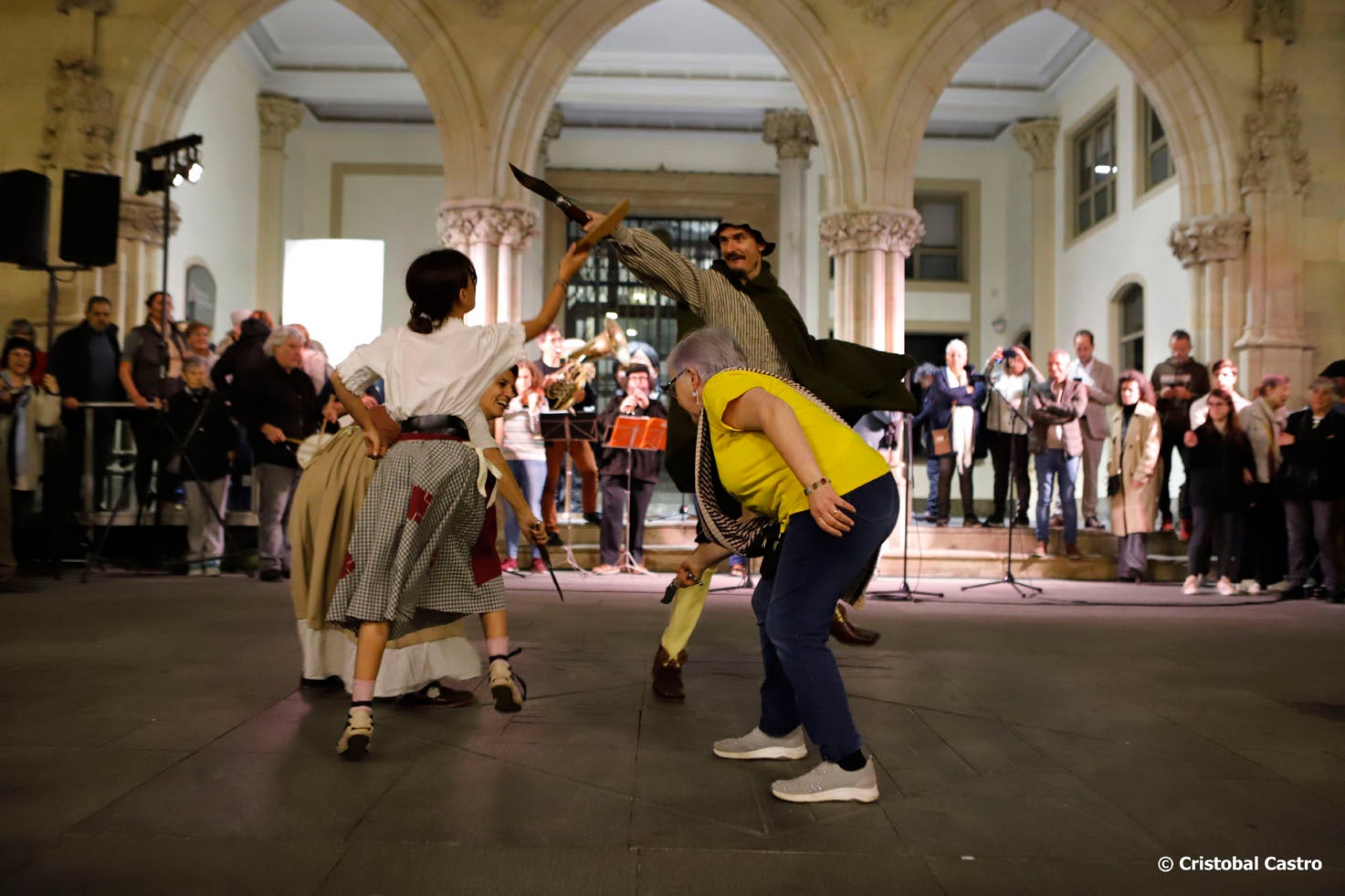 Aquest divendres, 8 de novembre, ha tingut lloc al Raval de Montserrat un acte d’homenatge a Toni Costa, persona molt vinculada a la cultura popular de Terrassa i que ens va deixar el 19 d’agost als 65 anys. Una dotzena de grups han fet una breu actuació en honor seu i s’ha llegit un text de record. Músics dels grups on va formar part en Toni també han tocat conjuntament. Costa va ser un dels fundadors de la Pàjara i de l’Àliga i va formar part dels Diables de Terrassa, el Ball de Serrallonga, la Colla dels Federins i els Bandolers de Terrassa. Va ser un dels impulsors de la Festa de l’Home dels Nassos, el 31 de desembre.