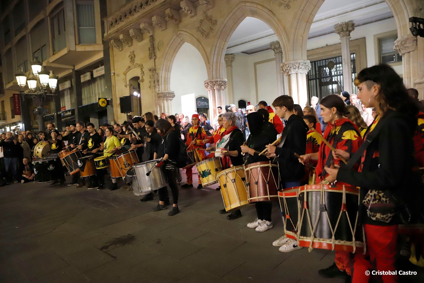 Aquest divendres, 8 de novembre, ha tingut lloc al Raval de Montserrat un acte d’homenatge a Toni Costa, persona molt vinculada a la cultura popular de Terrassa i que ens va deixar el 19 d’agost als 65 anys. Una dotzena de grups han fet una breu actuació en honor seu i s’ha llegit un text de record. Músics dels grups on va formar part en Toni també han tocat conjuntament. Costa va ser un dels fundadors de la Pàjara i de l’Àliga i va formar part dels Diables de Terrassa, el Ball de Serrallonga, la Colla dels Federins i els Bandolers de Terrassa. Va ser un dels impulsors de la Festa de l’Home dels Nassos, el 31 de desembre.