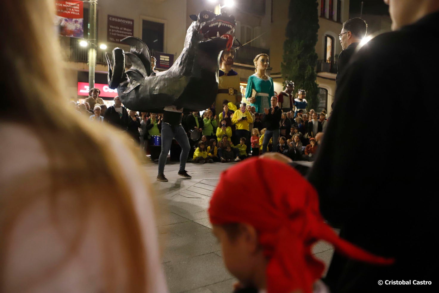 Aquest divendres, 8 de novembre, ha tingut lloc al Raval de Montserrat un acte d’homenatge a Toni Costa, persona molt vinculada a la cultura popular de Terrassa i que ens va deixar el 19 d’agost als 65 anys. Una dotzena de grups han fet una breu actuació en honor seu i s’ha llegit un text de record. Músics dels grups on va formar part en Toni també han tocat conjuntament. Costa va ser un dels fundadors de la Pàjara i de l’Àliga i va formar part dels Diables de Terrassa, el Ball de Serrallonga, la Colla dels Federins i els Bandolers de Terrassa. Va ser un dels impulsors de la Festa de l’Home dels Nassos, el 31 de desembre.