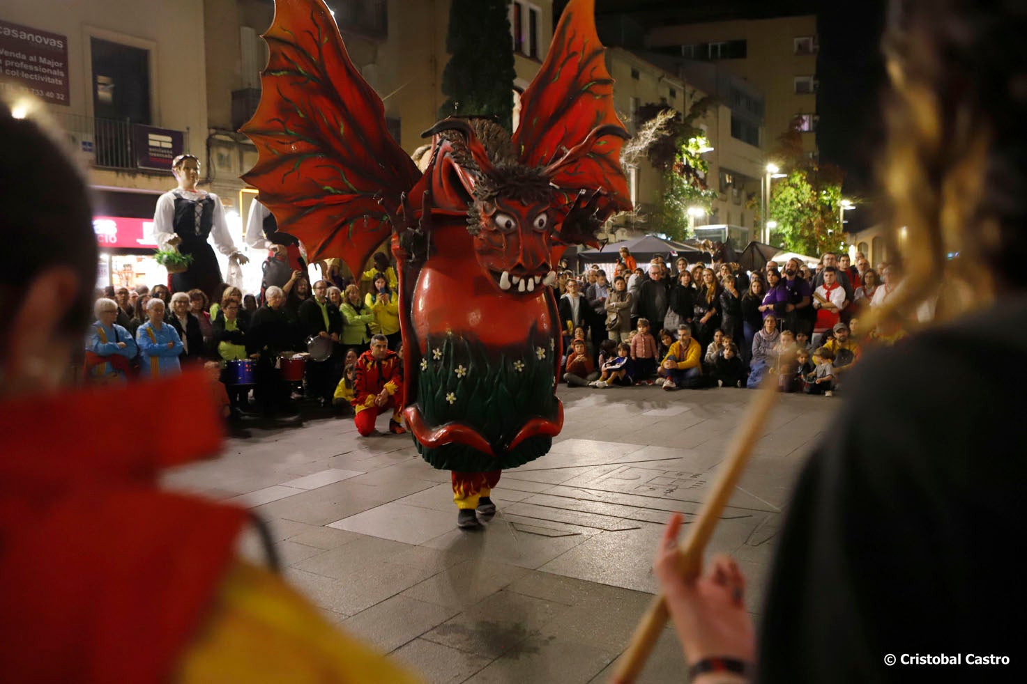 Aquest divendres, 8 de novembre, ha tingut lloc al Raval de Montserrat un acte d’homenatge a Toni Costa, persona molt vinculada a la cultura popular de Terrassa i que ens va deixar el 19 d’agost als 65 anys. Una dotzena de grups han fet una breu actuació en honor seu i s’ha llegit un text de record. Músics dels grups on va formar part en Toni també han tocat conjuntament. Costa va ser un dels fundadors de la Pàjara i de l’Àliga i va formar part dels Diables de Terrassa, el Ball de Serrallonga, la Colla dels Federins i els Bandolers de Terrassa. Va ser un dels impulsors de la Festa de l’Home dels Nassos, el 31 de desembre.
