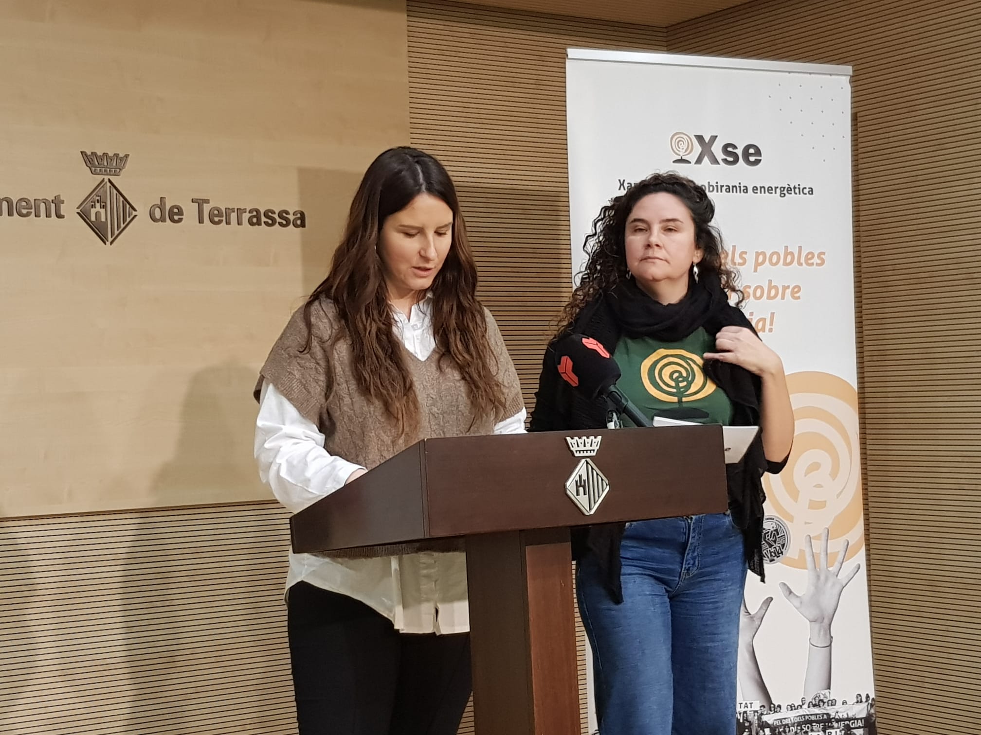 Presentació del Decàleg amb la tinenta d'alcalde de Transició Ecològica, Patricia Reche, i la representant de la Xarxa per la sobirania energètica (Xse) Irene González | Lluïsa Tarrida