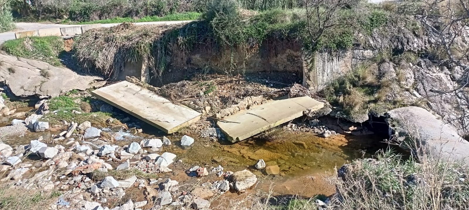 Blocs de formigó d'un mur de la riera del Palau ara són a la llera. Sota el pont de l'autopista C-58, a tocar d'un gual i a prop de la carretera de Rubí/Joan Manel Oller