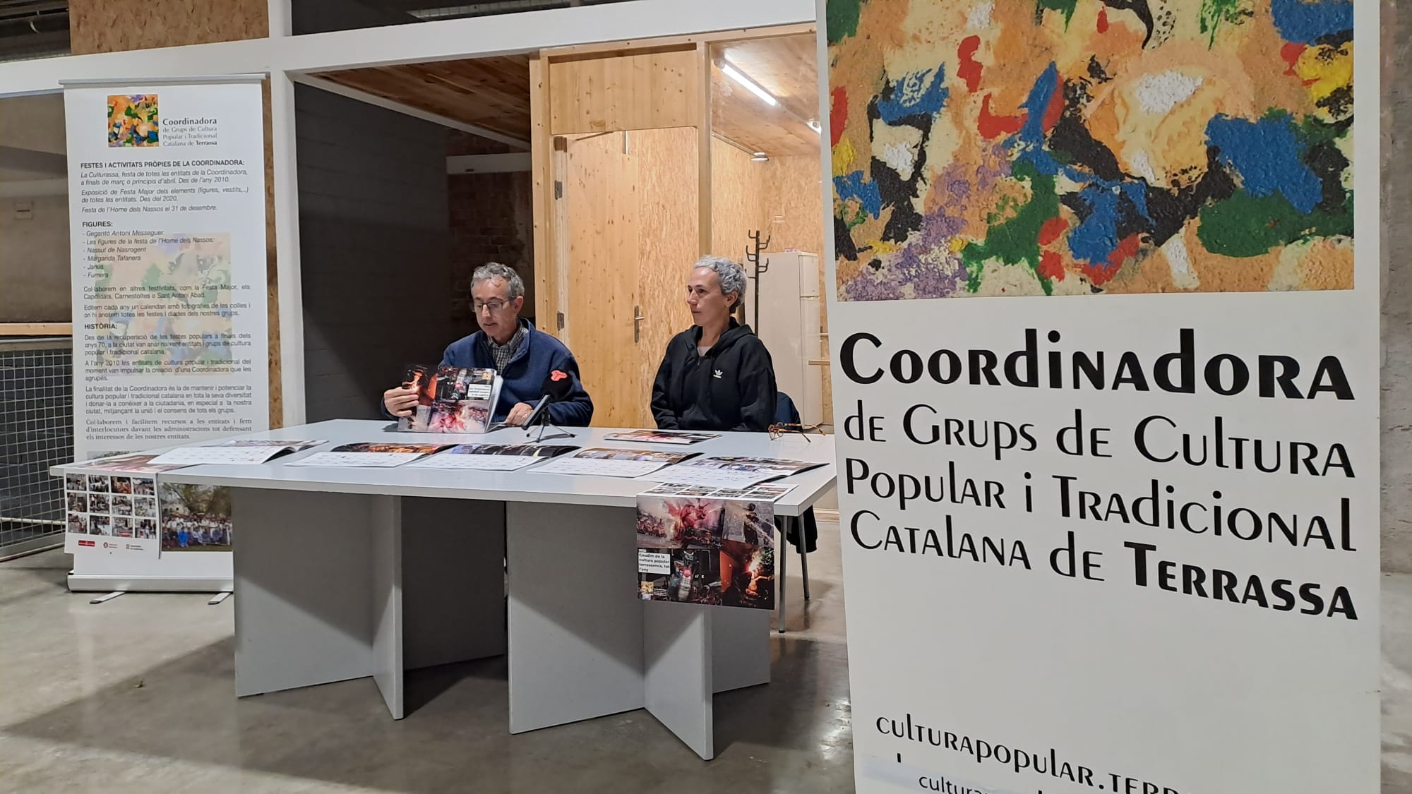 Acte de presentació de la 13a edició del Calendari de Cultura Popular i Tradicional 2025, amb Toni Massagué, vicepresident de la Coordinadora i la fotoperiodista i autora de les imatges Mireia Comas | Oriol Manrique