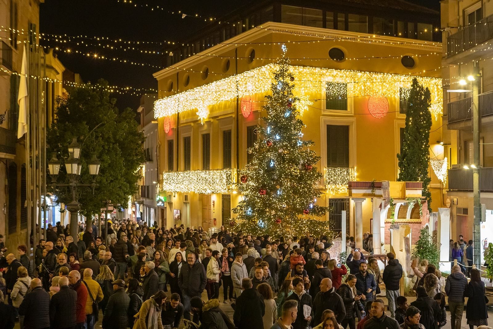 Ambiente festivo en las calles de la ciudad con ambientación navideña | Rafel Casanova BCF