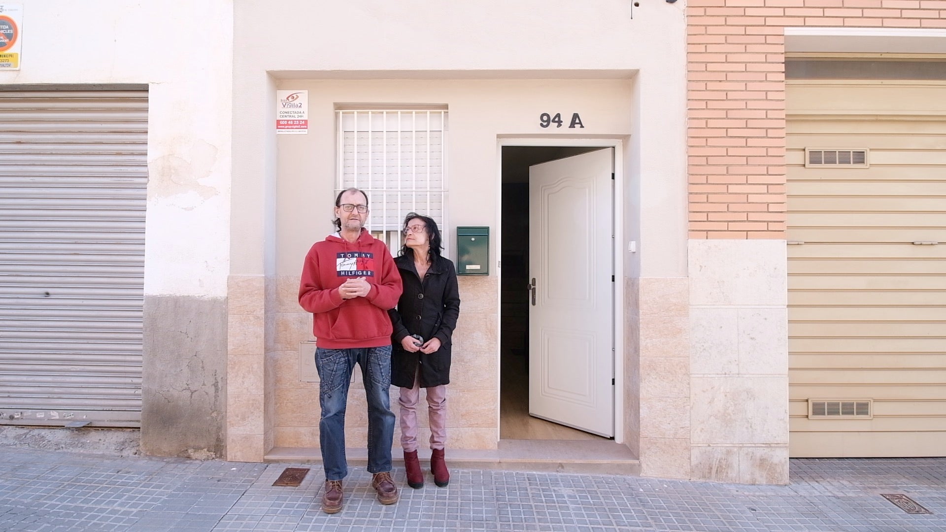 La família afectada a Terrassa amb una ordre de desnonament de l'Ajuntament, davant de casa seva | Cedida