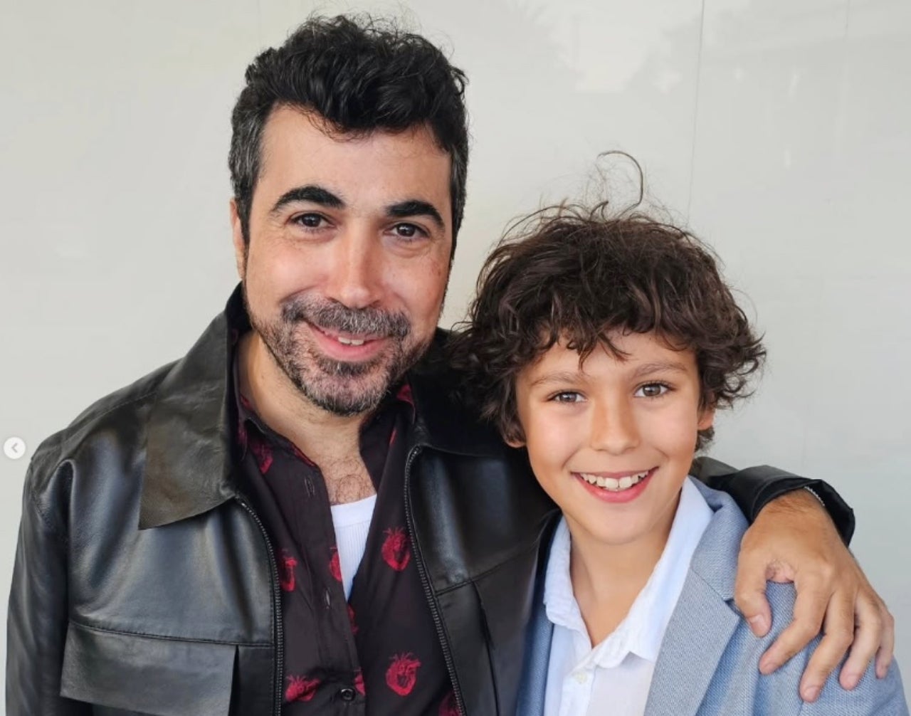 El director Paco Caballero amb Gio Garcia, en la promoció de la sèrie Invisibles | Cedida