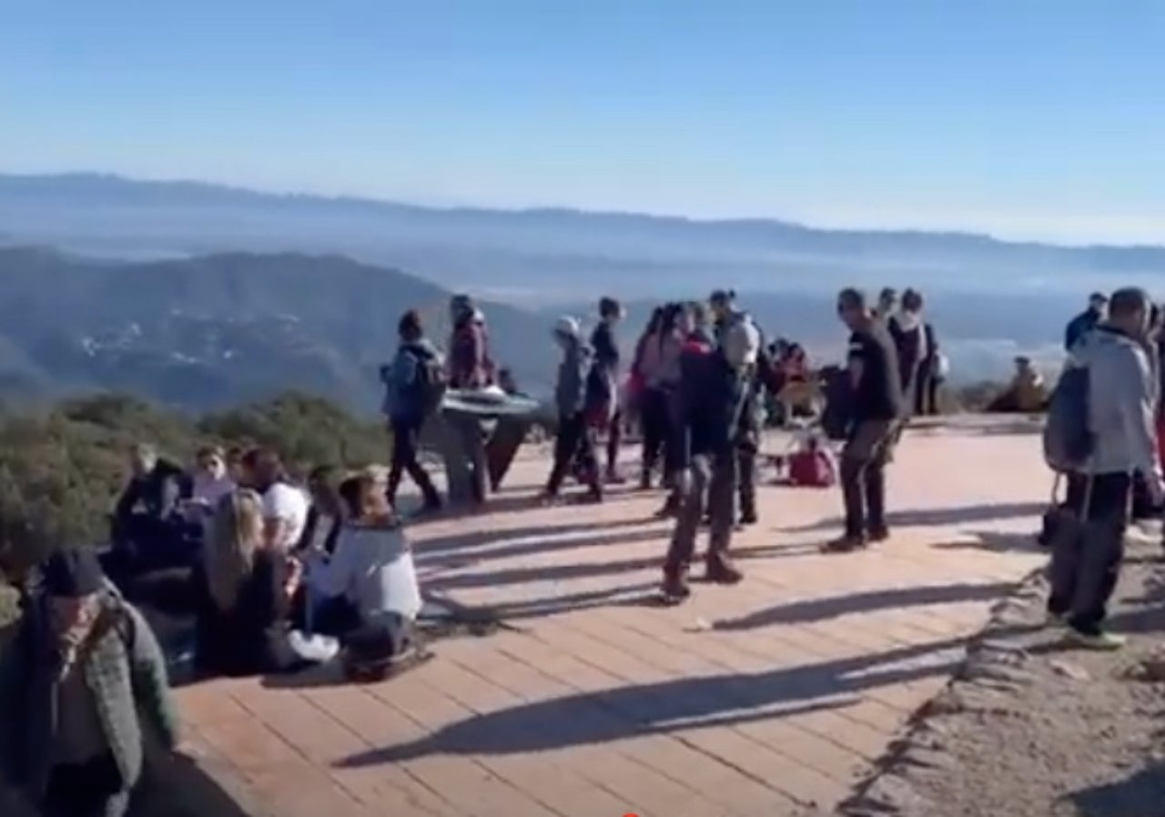 Desenes de persones han aprofitat el bon dia per pujar a la Mola | S.C.