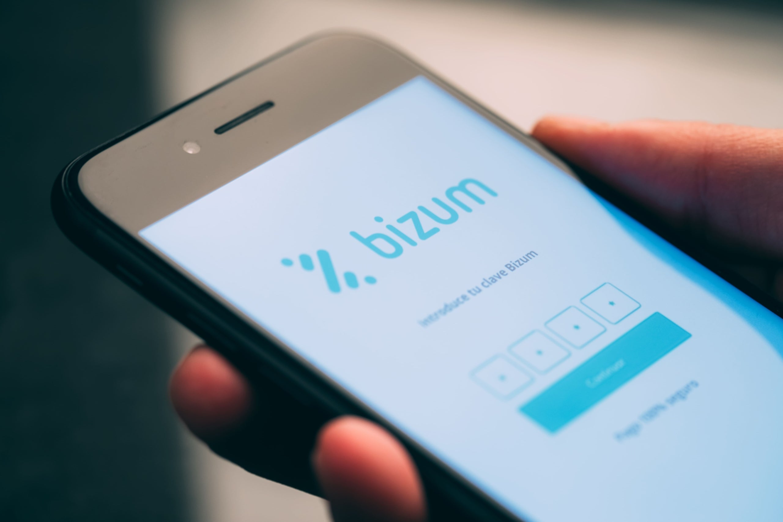 Bizum permet fer pagaments mitjançant el telèfon mòbil | Cris Canton. Via Diputació de Barcelona