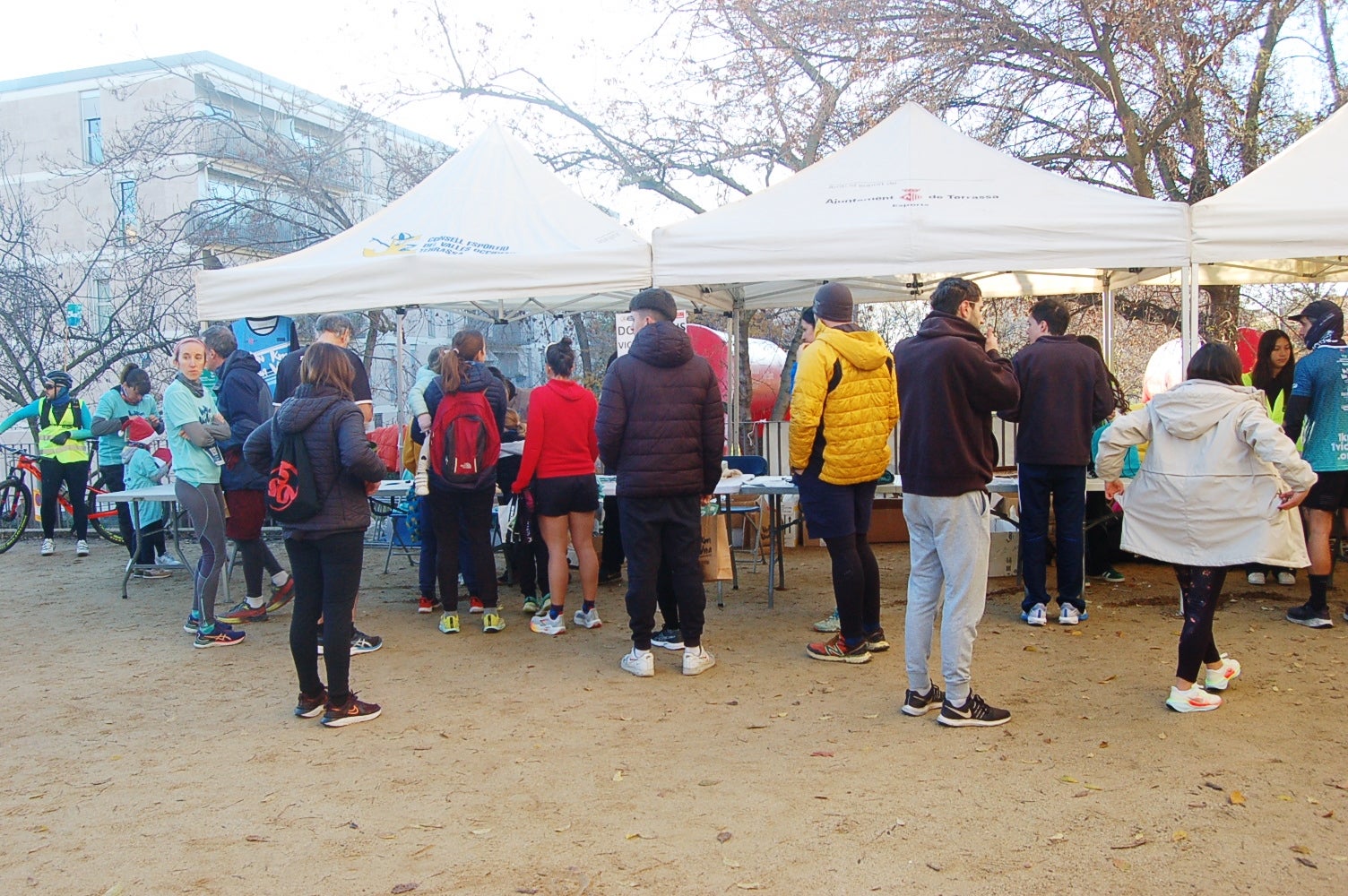 Un any més ha tornat a Terrassa la Caminada/cursa solidària 1km1vida. Aquesta jornada, que enguany ha arribat a la seva cinquena edició, busca ajudar a finançar un dels projectes que té la Fundació Vicente Ferrer. El 100% dels beneficis obtinguts a través de les inscripcions es destinaran a la Fundació per aconseguir que 250 nenes i nens d'entre 3 i 6 anys de la Vall de Katmandú, al Nepal, tinguin accés a una xarxa de centres de preescolar | Ramon Navarro