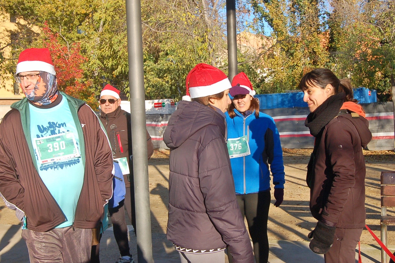 Un any més ha tornat a Terrassa la Caminada/cursa solidària 1km1vida. Aquesta jornada, que enguany ha arribat a la seva cinquena edició, busca ajudar a finançar un dels projectes que té la Fundació Vicente Ferrer. El 100% dels beneficis obtinguts a través de les inscripcions es destinaran a la Fundació per aconseguir que 250 nenes i nens d'entre 3 i 6 anys de la Vall de Katmandú, al Nepal, tinguin accés a una xarxa de centres de preescolar | Ramon Navarro