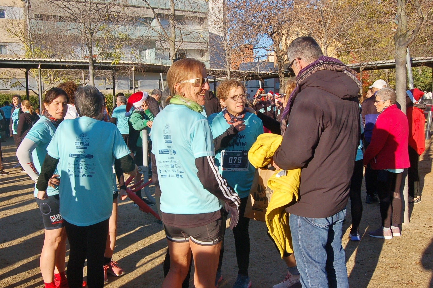 Un any més ha tornat a Terrassa la Caminada/cursa solidària 1km1vida. Aquesta jornada, que enguany ha arribat a la seva cinquena edició, busca ajudar a finançar un dels projectes que té la Fundació Vicente Ferrer. El 100% dels beneficis obtinguts a través de les inscripcions es destinaran a la Fundació per aconseguir que 250 nenes i nens d'entre 3 i 6 anys de la Vall de Katmandú, al Nepal, tinguin accés a una xarxa de centres de preescolar | Ramon Navarro