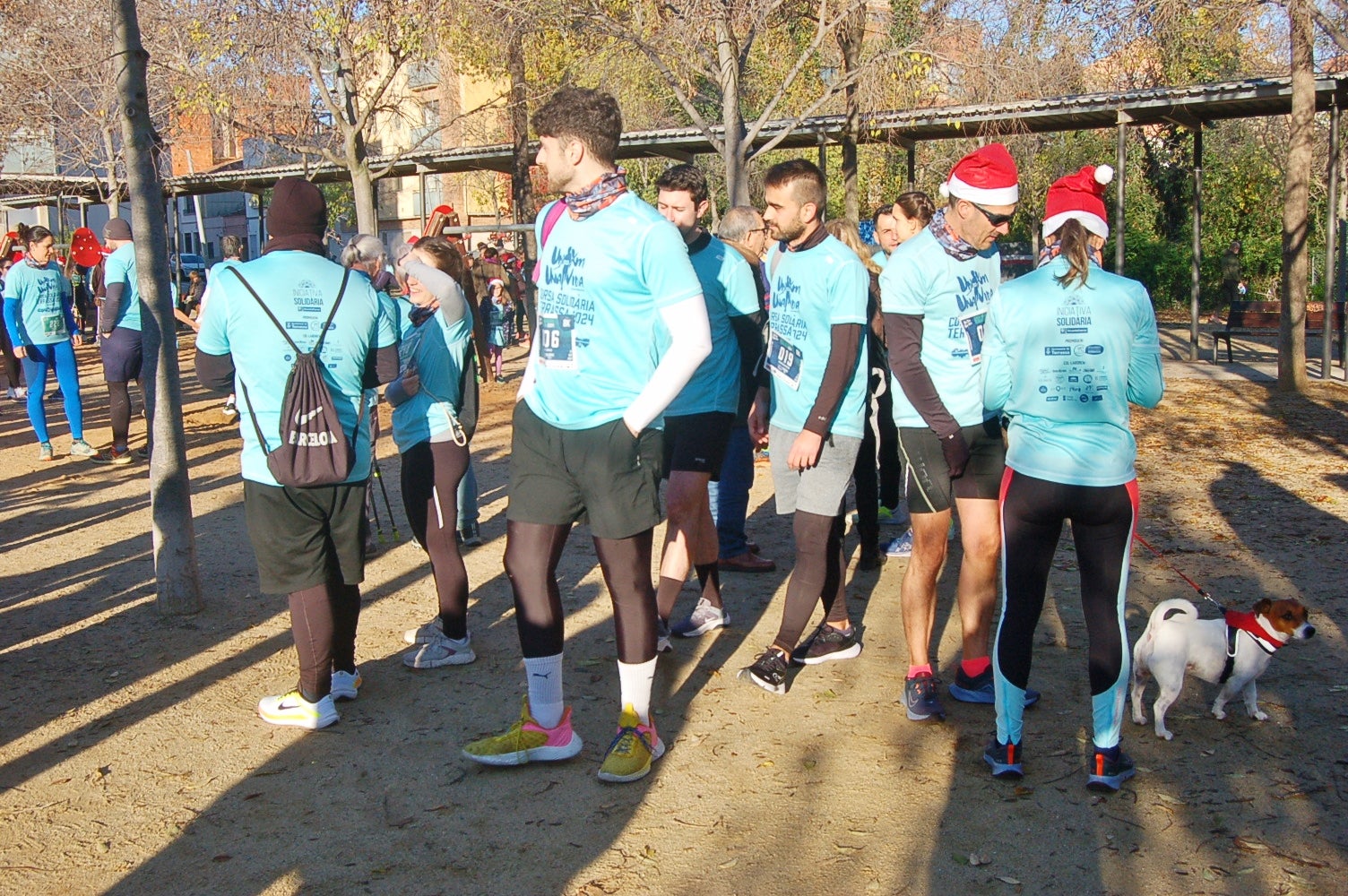 Un any més ha tornat a Terrassa la Caminada/cursa solidària 1km1vida. Aquesta jornada, que enguany ha arribat a la seva cinquena edició, busca ajudar a finançar un dels projectes que té la Fundació Vicente Ferrer. El 100% dels beneficis obtinguts a través de les inscripcions es destinaran a la Fundació per aconseguir que 250 nenes i nens d'entre 3 i 6 anys de la Vall de Katmandú, al Nepal, tinguin accés a una xarxa de centres de preescolar | Ramon Navarro