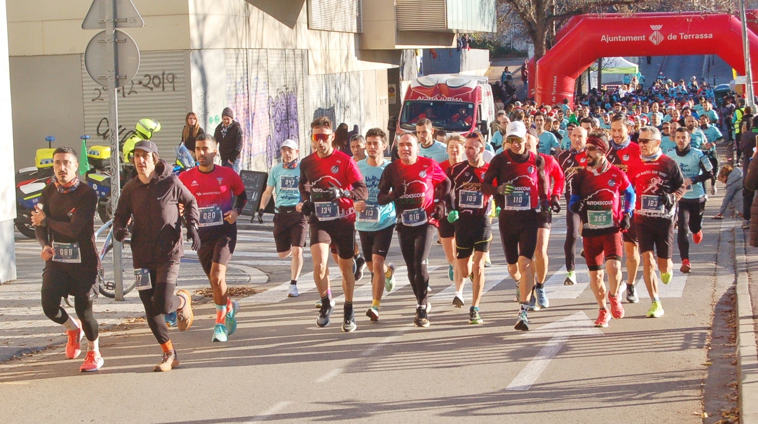 Un any més ha tornat a Terrassa la Caminada/cursa solidària 1km1vida. Aquesta jornada, que enguany ha arribat a la seva cinquena edició, busca ajudar a finançar un dels projectes que té la Fundació Vicente Ferrer. El 100% dels beneficis obtinguts a través de les inscripcions es destinaran a la Fundació per aconseguir que 250 nenes i nens d'entre 3 i 6 anys de la Vall de Katmandú, al Nepal, tinguin accés a una xarxa de centres de preescolar | Ramon Navarro
