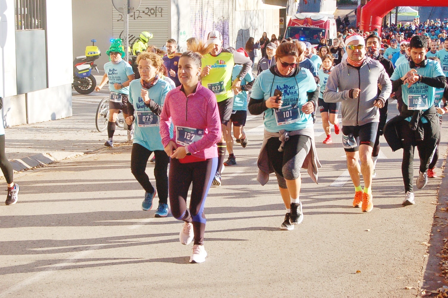 Un any més ha tornat a Terrassa la Caminada/cursa solidària 1km1vida. Aquesta jornada, que enguany ha arribat a la seva cinquena edició, busca ajudar a finançar un dels projectes que té la Fundació Vicente Ferrer. El 100% dels beneficis obtinguts a través de les inscripcions es destinaran a la Fundació per aconseguir que 250 nenes i nens d'entre 3 i 6 anys de la Vall de Katmandú, al Nepal, tinguin accés a una xarxa de centres de preescolar | Ramon Navarro