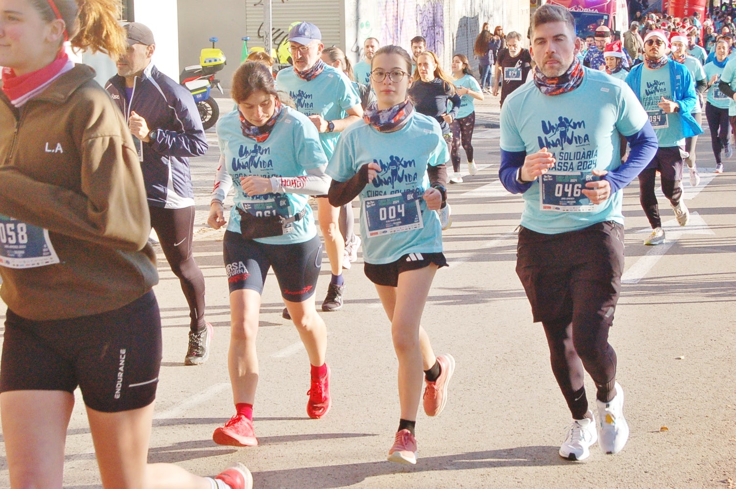 Un any més ha tornat a Terrassa la Caminada/cursa solidària 1km1vida. Aquesta jornada, que enguany ha arribat a la seva cinquena edició, busca ajudar a finançar un dels projectes que té la Fundació Vicente Ferrer. El 100% dels beneficis obtinguts a través de les inscripcions es destinaran a la Fundació per aconseguir que 250 nenes i nens d'entre 3 i 6 anys de la Vall de Katmandú, al Nepal, tinguin accés a una xarxa de centres de preescolar | Ramon Navarro