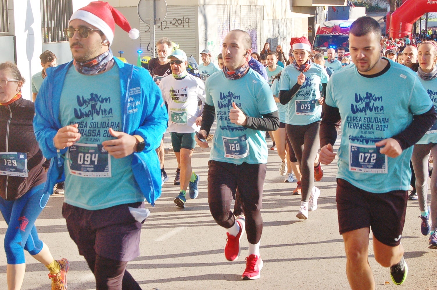 Un any més ha tornat a Terrassa la Caminada/cursa solidària 1km1vida. Aquesta jornada, que enguany ha arribat a la seva cinquena edició, busca ajudar a finançar un dels projectes que té la Fundació Vicente Ferrer. El 100% dels beneficis obtinguts a través de les inscripcions es destinaran a la Fundació per aconseguir que 250 nenes i nens d'entre 3 i 6 anys de la Vall de Katmandú, al Nepal, tinguin accés a una xarxa de centres de preescolar | Ramon Navarro